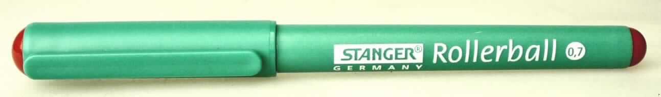 Sog. Rollerball, siehe Foto, bestehend aus einem zylindrischen, grünen Gehäuse mit grüner
Schutzkappe, aus Kunststoff (Maße: 13,3 x 0,9 cm = L x D). In dem Gehäuse befindet sich
ein zylindrischer Watteabschnitt, der mit flüssiger Tinte getränkt ist. Die Schreibspitze aus
Kunststoff ist mit einem porösen Stäbchen ausgestattet, welches die Tinte aus dem
Watteabschnitt in die Schreibspitze leitet. Die Schreibspitze fasst eine Schreibkugel ein.

Diese Ware ist als "Kugelschreiber mit flüssiger Tinte" einzureihen.