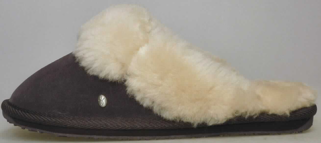 Pantoffeln (lt. Antrag: "Hausschuh, Art. W10015 Jolie, Modell 2014", Foto siehe Anlage)
- mit Laufsohlen aus (lt. Antrag) Kautschuk; ohne Hauptsohle aus Holz,
- mit Oberteil (geschlossenes Blatt) aus Leder (den größten Teil der Außenfläche bildend) und Pelzfell,
- mit dickem, wärmendem Innenfutter aus Pelzfell,
- ohne Metallschutz in der Vorderkappe,
- den Knöchel nicht bedeckend,
- kennzeichnen sich aufgrund des äußeren Erscheinungsbildes und der Ausstattung als
  Schuhe für den häuslichen Wohnbereich

"Schuhe (Pantoffeln) mit Laufsohlen aus Kautschuk und Oberteil aus Leder, andere als 
in den UPos. 6403 1200 bis 6403 9938 genannt"