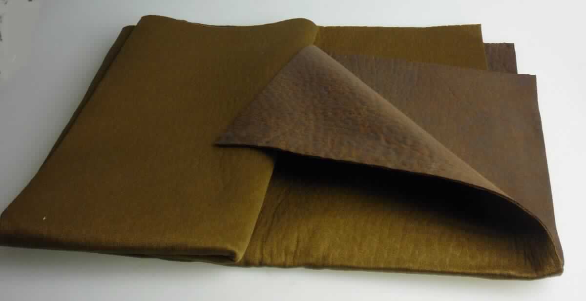 Textillaminat, sog. Möbelbezugsstoff, Art. Cobra, Foto siehe Anlage,
- als Meterware; mit einer Breite von laut Antrag 142 cm,
- laut Untersuchungsergebnis:
-- aus zwei mit ihrer ganzen Fläche aufeinander liegenden und so miteinander durch Kleben verbundenen Lagen: 
--- mit einer Oberlage (Schauseite):
---- aus einem geschmirgelten, geprägten und bedruckten Gewebe in Atlasbindung aus ungezwirnten, nicht 
      hochfesten Garnen, mit gefärbten Kettgarnen aus synthetischen Filamenten (laut Antrag: Polyester) und 
      melierten Schussgarnen aus dickeren, synthetischen Filamenten und synthetischen Mikro-Spinnfasern 
      (laut Antrag: beide aus Polyester), mit einem Gesamtanteil an:
----- synthetischen Filamenten von ca. 60 GHT,
----- synthetischen Spinnfasern von ca. 40 GHT,
--- mit einer Unterlage:
---- aus einem gefärbten, gerauten Kuliergewirke aus synthetischen Chemiefasern (laut Antrag: Polyester),
---- keine Elastomergarne oder Kautschukfäden enthaltend,
- insbesondere im Hinblick auf die Verwendung verleiht das die Schauseite bildende Gewebe der Ware ihren 
  wesentlichen Charakter, somit keine Ware des Kapitels 60.

"Gewebe aus Garnen aus synthetischen Filamenten, anderes als in den Unterpositionen 5407 10 bis 5407 84
 genannte, bedruckt"