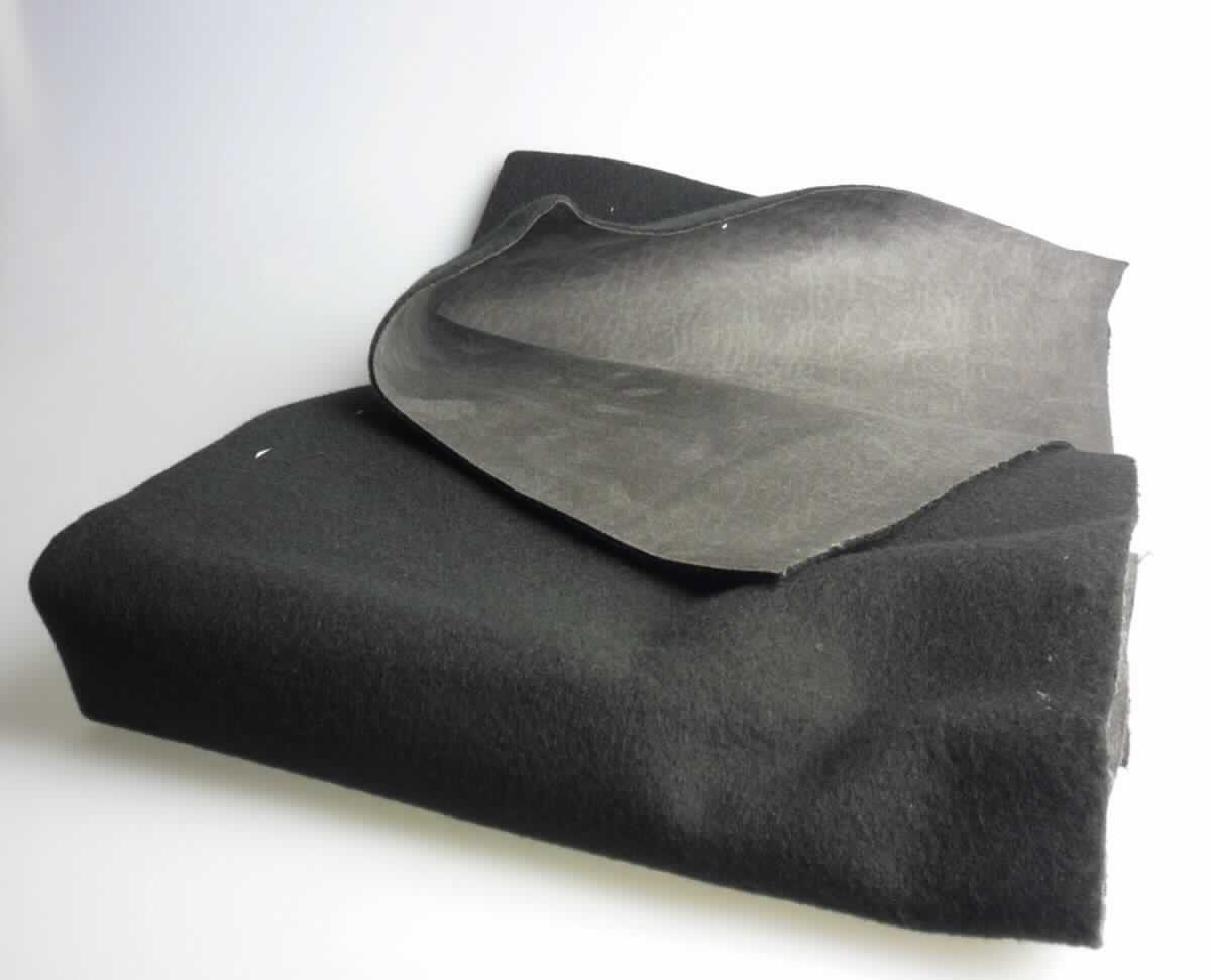 Textillaminat, sog. Möbelbezugsstoff, Art. Africa, Foto siehe Anlage,
- als Meterware; mit einer Breite von laut Antrag 142 cm,
- laut Untersuchungsergebnis:
-- aus zwei mit ihrer ganzen Fläche aufeinander liegenden und so miteinander durch Kleben verbundenen Lagen: 
--- mit einer Oberlage (Schauseite):
---- aus einem geschmirgelten und bedruckten Gewebe in Atlasbindung aus ungezwirnten, nicht 
      hochfesten Garnen, mit gefärbten Kettgarnen aus synthetischen Filamenten (laut Antrag: Polyester) und 
      melierten Schussgarnen aus dickeren, synthetischen Filamenten und synthetischen Mikro-Spinnfasern 
      (laut Antrag: beide aus Polyester), mit einem Gesamtanteil an:
----- synthetischen Filamenten von ca. 60 GHT,
----- synthetischen Spinnfasern von ca. 40 GHT,
--- mit einer Unterlage:
---- aus einem gefärbten, gerauten Kuliergewirke aus synthetischen Chemiefasern (laut Antrag: Polyester),
---- keine Elastomergarne oder Kautschukfäden enthaltend,
- insbesondere im Hinblick auf die Verwendung verleiht das die Schauseite bildende Gewebe der Ware ihren 
  wesentlichen Charakter, somit keine Ware des Kapitels 60.

"Gewebe aus Garnen aus synthetischen Filamenten, anderes als in den Unterpositionen 5407 10 bis 5407 84
 genannte, bedruckt"