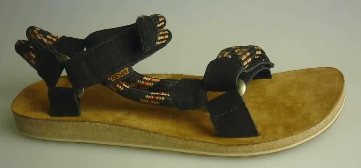 Freizeitsandalen (lt. Antrag: "TEVA - 8842 - Original Universal Rope M's, Style Nr. 1015189", Foto siehe Anlage)
- mit Laufsohlen aus (lt. Antrag) Kunststoff; ohne Hauptsohle aus Holz,
- mit zehenfreiem Oberteil (nicht geschlossenes Blatt) aus Leder (den größten Teil der Außenfläche bildend)
  und Spinnstoff,
- mit Verzierungen,
- mit Klettverschluss,
- ohne Metallschutz in der Vorderkappe,
- nicht den Knöchel bedeckend, 
- mit einer größten Höhe des Absatzes und der Sohle von weniger als 3 cm, 
- mit einer Länge der Innensohle von mehr als 24 cm, 
- für Männer (u. a. weiter Schnitt)

"Schuhe mit Laufsohlen aus Kunststoff und Oberteil aus Leder, andere als in den UPos. 6403 1200 bis 
 6403 9931 genannt, für Männer"