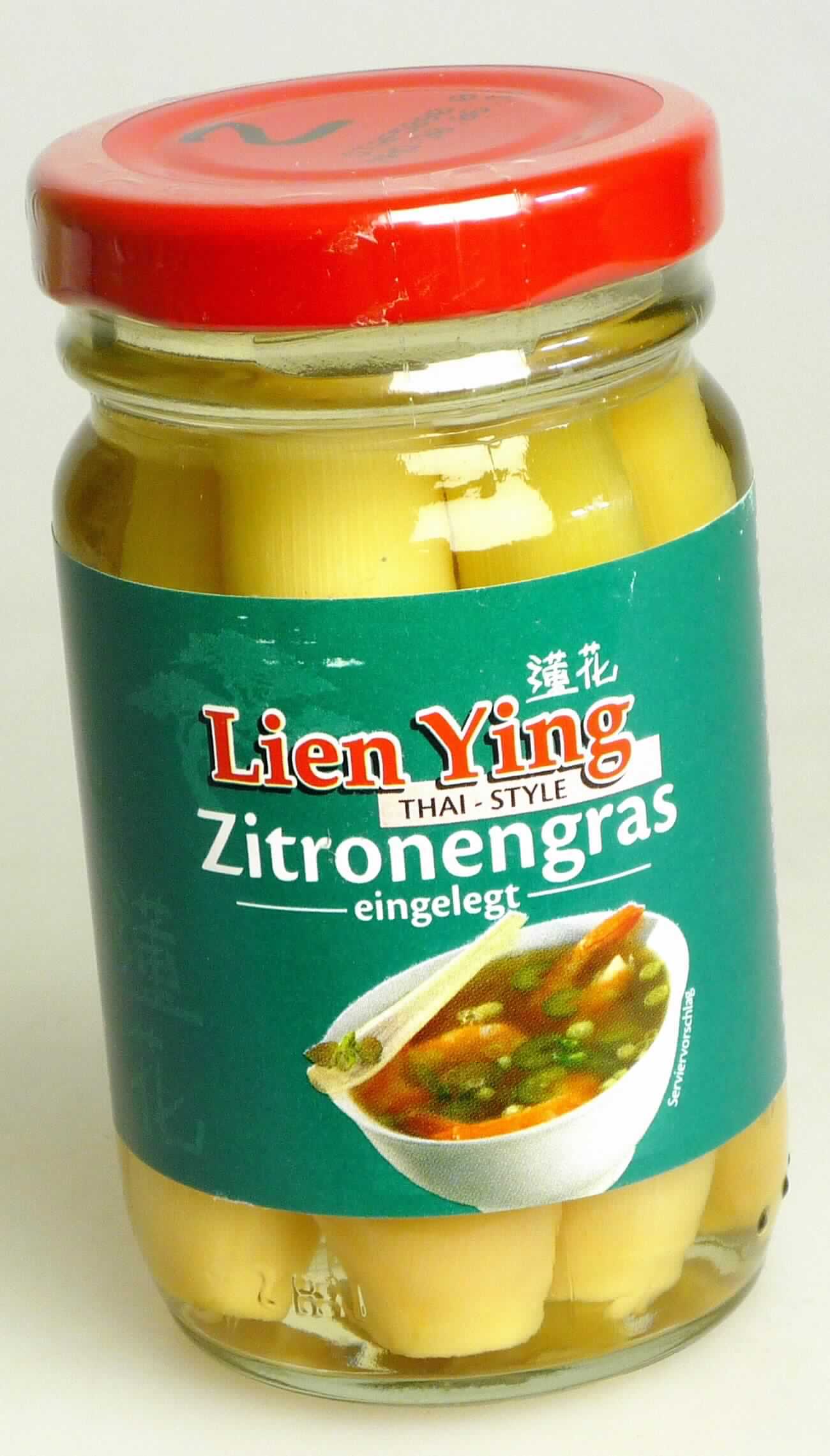 Zitronengras, zubereitet.

Antragsangaben (als zutreffend unterstellt): Zitronengras in Lake. Verpackung: in Gläsern für den Endverbraucher mit einem Nettogewicht von 100 g, bzw. einem Abtropfgewicht von 50 g.

Beschaffenheit des vorgelegten Warenmusters: beigefarbene, geschälte Stangen von ca. 6,5 cm Länge, in einer klaren, schwach gelben Aufgussflüssigkeit. Aufmachung: etikettiertes Originalschraubdeckelglas. Warenaufschrift, auszugsweise: "Lien Ying Zitronengras eingelegt; Zutaten: Zitronengras, Wasser, Speisesalz, Säuerungsmittel: Citronensäure". 
Alkohol (gemäß Angabe): nicht enthalten. Zugesetzter Zucker i. S. der ZAnm 3, 2. Anstrich zu Kap 20: nicht enthalten.

Früchte, Nüsse und andere genießbare Pflanzenteile, in anderer Weise zubereitet oder haltbar gemacht, auch mit Zusatz von Zucker, anderen Süßmitteln oder Alkohol, anderweit weder genannt noch inbegriffen, andere als in den Unterpositionen 2008 1110 bis 2008 9991 der KN genannt, andere.