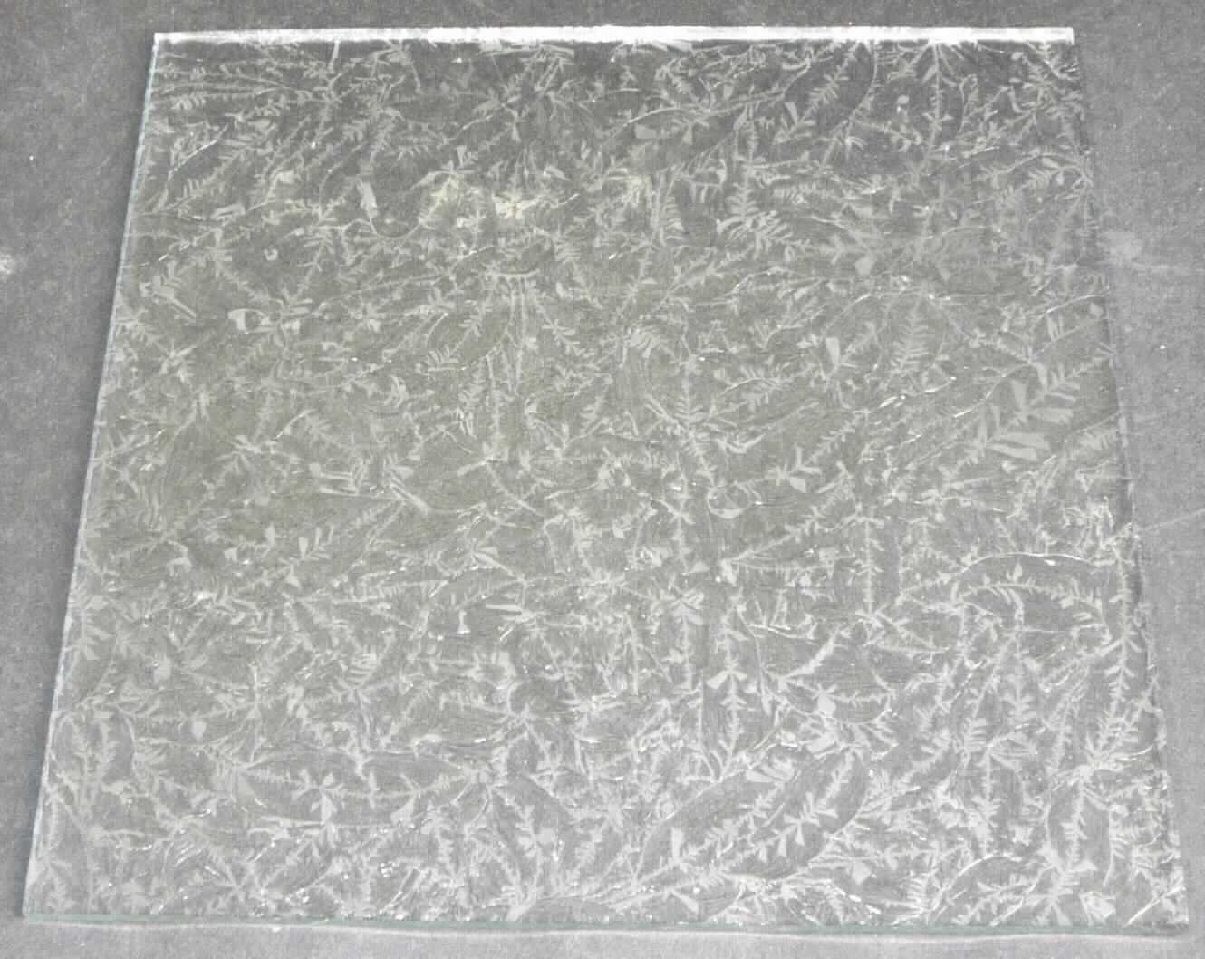 Feuerpoliertes Glas, sog. Floatglas Eisblume, Abbildung siehe Anlage, 
- als Platte oder Tafel, 
- aus durchsichtigem, auf der Oberfläche verziertem (sog. Eisblumenglas) Glas, (lt. 
  Antrag erfolgt die Verzierung des Glases mit einer Walze vor dem Aushärten, so- 
  mit keine Ware der Position 7006), 
- mit unbearbeiteten Kanten (schnittscharf), 
- nicht mit einer Drahteinlage verstärkt, unbeschichtet,
- mit einer Dicke von 3,9 mm, 
- rechteckig, mit den Abmessungen von ca. 22 (L) x 21,8 (B) cm, 
- zur Verwendung u. a. im Bereich der Möbelindustrie (lt. Antrag).

"Feuerpoliertes Glas (float glass), in Platten oder Tafeln, nicht anders bearbeitet, nicht 
 mit Drahteinlagen oder dergleichen verstärkt, unbeschichtet, durchsichtig, mit einer Dicke 
 von mehr als 3,5 mm bis 4,5 mm"