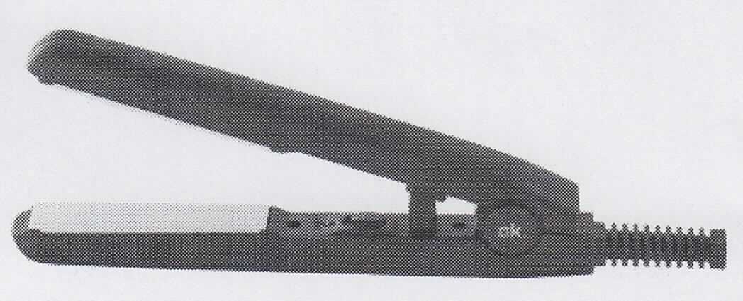 "Reise-Haarglätter"
- aus aufheizbaren, keramisch beschichteten Formplatten in einem ergonomisch geformten,
  wärmeisolierten Gehäuse mit Betriebskontrollleuchte, Bedienelementen zum Ein-/Ausschalten 
  sowie Netzstecker,
- mit einer Leistung von bis zu 18 Watt bei einer Spannung von 240 Volt,
- zur Formgebung von Haaren.
(Abbildung siehe Anlage)
  
"Elektrowärmegerät zur Haarpflege, kein Haartrockner -Haarglätter"