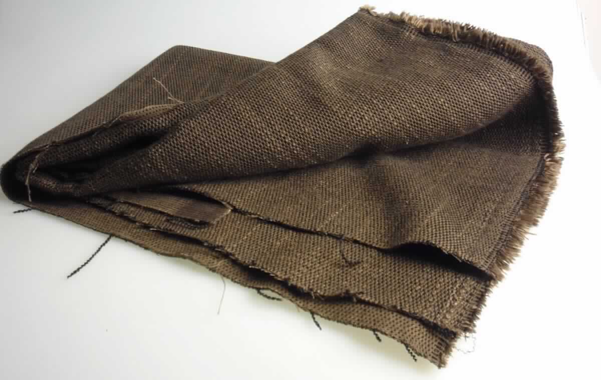 Gewebe, sog. Möbelstoff, Foto siehe Anlage,
- als Meterware,
- laut Untersuchungsergebnis:
-- buntgewebtes Gewebe in Musterbindung,
-- aus Kett- und Schussgarnen aus Polyester-Spinnfasern (synthetische Spinnfasern),
-- u. a. aufgrund der fehlenden samtartigen Oberfläche kein Chenillegewebe der Position 5801.

"Gewebe aus synthetischen Spinnfasern, mit einem Anteil an diesen Spinnfasern von mehr als 85 GHT,
 mit einem Anteil an Polyester-Spinnfasern von mehr als 85 GHT, buntgewebt"