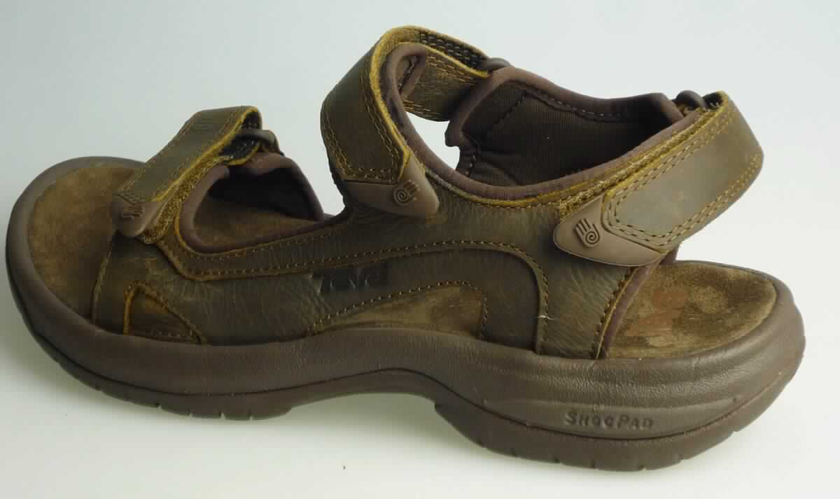Freizeitsandalen (lt. Antrag: "9055 Teva Jetter Lux M's, Herren, Style Nr. 1017058", Foto siehe Anlage)
- mit Laufsohlen aus (lt. Antrag) Kunststoff; ohne Hauptsohle aus Holz,
- mit zehenfreiem Oberteil (nicht geschlossenes Blatt) aus Leder,
- auf das Oberteil sind Stücke aus Spinnstoff (Randeinfassungen) als Verstärkungsteile aufgesetzt,
- mit Klettverschluss,
- ohne Metallschutz in der Vorderkappe,
- nicht den Knöchel bedeckend, 
- mit einer größten Höhe des Absatzes und der Sohle von weniger als 3 cm, 
- mit einer Länge der Innensohle von mehr als 24 cm, 
- für Männer (u. a. weiter Schnitt)

"Schuhe mit Laufsohlen aus Kunststoff und Oberteil aus Leder, andere als in den Unterpositionen
 6403 1200 bis 6403 9931 genannt, für Männer"