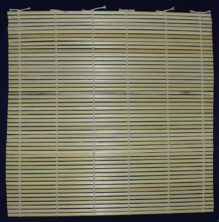 Etwa 27 x 27 cm große Matte aus pflanzlichen Flechtstoffen (parallel aneinandergefügte, gespaltene, biegsame Bambushalme). Die nebeneinander gelegten Bambushalme sind durch Haltefäden aus Spinnstoffen in Flächenform miteinander verbunden. Das Erzeugnis wird als "Rollmatte" zur Herstellung von "Sushi" verwendet.

Zolltarifrechtlich handelt es sich um Matten aus parallel aneinander gefügten pflanzlichen Flechtstoffen (Bambus), andere als Geflechte oder ähnliche Waren.