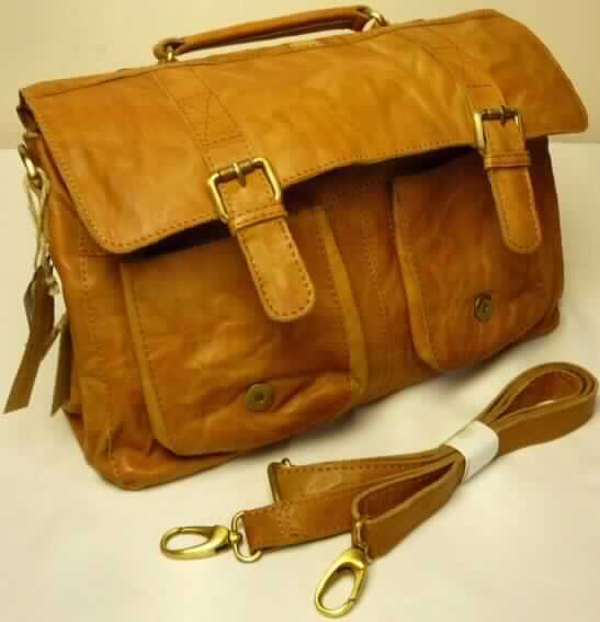 Aktentaschenähnliches Behältnis, sog. Umhängetasche 5th - avenue - Schultasche, Foto siehe Anlage, 
- mit einer Außenseite aus Leder,
- in den Abmessungen: ca. 37 cm (Breite) x 24 cm (Höhe) x 11 cm (Tiefe),
- mit einem Handgriff,
- mit einem abnehmbaren, verstellbaren Schulterriemen,
- mit einer Überschlagklappe mit zwei Magnetverschlüssen,
- mit zwei Vorfächern auf der Vorderseite (teilweise unterhalb der Überschlagklappe),
- mit einem Hauptfach,
- - in der Mitte durch ein Fach mit Reißverschluss in zwei Fächer getrennt,
- - mit zwei offenen Einsteckfächern; auf der anderen Seite mit einem Einsteckfach mit Reißverschluss,
- - gefüttert,  
- ohne Hinweise auf Handarbeit.

"Aktentaschenähnliches Behältnis, mit Außenseite aus Leder, nicht handgearbeitet"