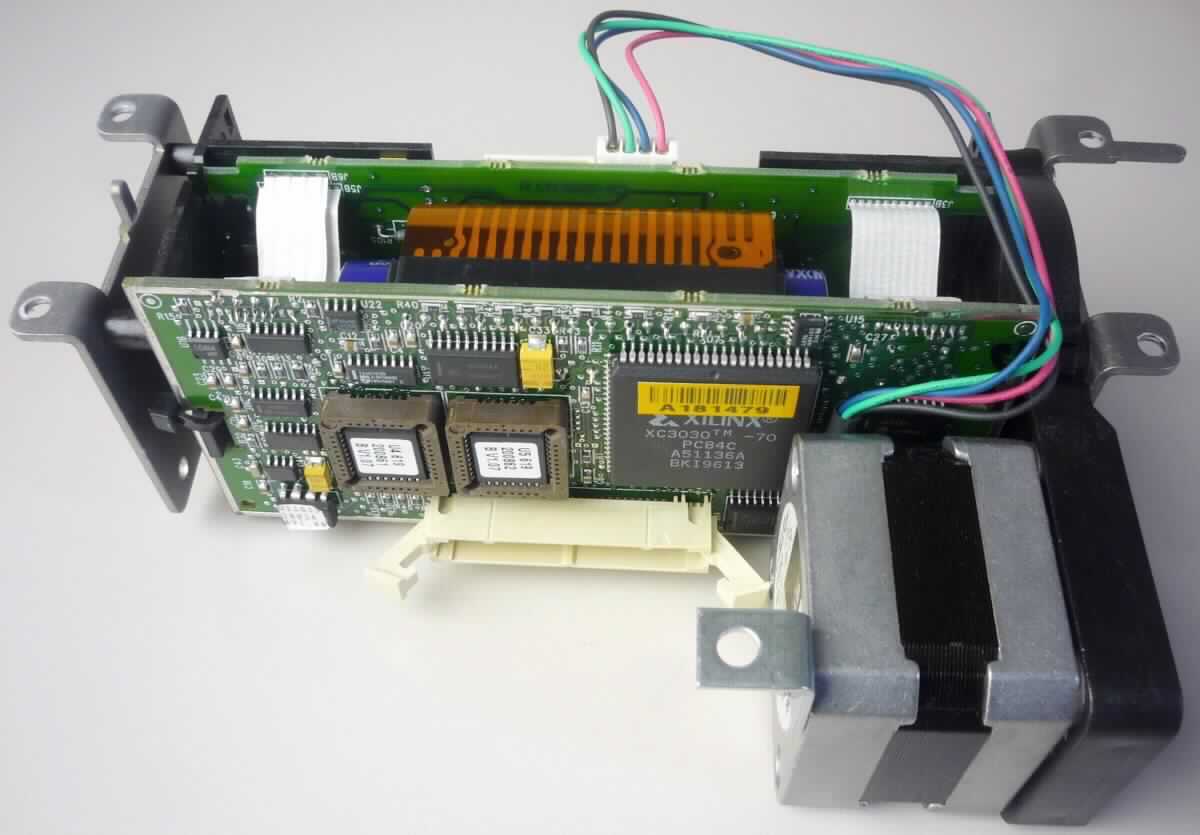 Es handelt sich bei dem sog. "Thermodruckwerk" (Artikel-Nr.: 300616-004) um ein funktionsspezifisches Bauteil für einen internen Drucker eines Programmiergerätes. Dieses besteht im Wesentlichen aus mit aktiven und passiven Bauelementen bestückten gedruckten Schaltungen, einer Walze, einem Antriebsmotor, Zahnrädern und weiteren mechanischen Bauteilen, Befestigungs- und verschiedenen elektrischen Anschlussvorrichtungen.

Das Druckwerk stellt sich als Teil eines Druckers der Pos. 8443 dar und ist - unabhängig davon in welches Hauptgerät der vollständige Drucker eingebaut werden soll - als Druckerteil einzureihen.

Das Erzeugnis wird als "Teil, erkennbar ausschließlich für Geräte der Position 8443 bestimmt, nicht von der Unterposition (HS) 8443 91 und der Unterposition (KN) 8443 9910 erfasst" eingereiht.

Anlagen: 6 Abbildungen
