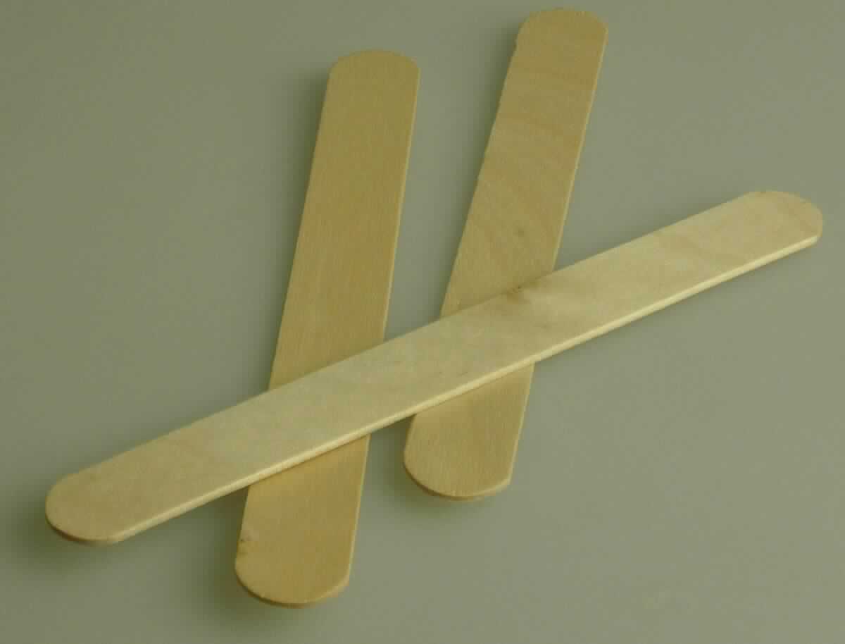 "Holzmundspachtel, Art.-Nr. N11924" (Abbildung siehe Anlage)
- in Form eines dünnen Streifens aus glattem Birken-Holz (lt. Antragsteller), mit halbkreisförmig
  abgerundeten Ecken (Abmessungen ca.: 15,0 x 1,8 cm),
- universell als Werkzeug einsetzbar, z.B. in Krankenhäusern.

"Werkzeug aus Holz - sog. Holzmundspachtel"