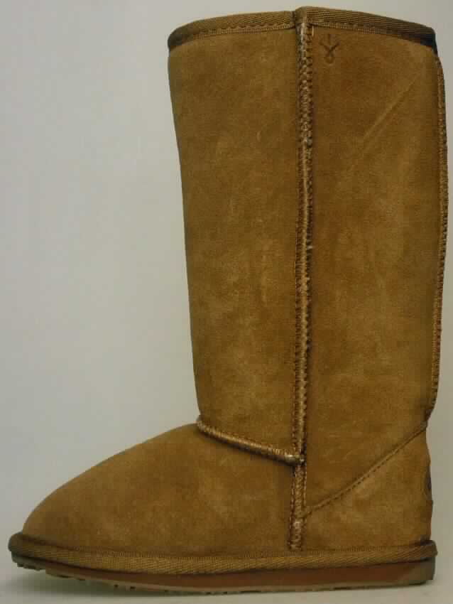 Freizeitstiefel (lt. Antrag: "Kinderschuh, Art. K10101 Wallaby Hi, Modell 2014", Foto siehe Anlage)
- mit Laufsohlen aus (lt. Antrag) Kautschuk; ohne Hauptsohle aus Holz,
- mit Oberteil (geschlossenes Blatt) aus Leder (den größten Teil der Außenfläche bildend) und Kunststoff,
- an der Einschlupföffnung und am Übergang zur Sohle mit einer Randeinfassung aus Spinnstoff verstärkt,
- mit dickem, wärmendem Innenfutter aus Spinnstoff (Pelzfellimitat aus Plüschgewirken),
- ohne Metallschutz in der Vorderkappe,
- den Knöchel und die Wade bedeckend (über die dickste Stelle der Wade hinausreichend),
- mit einer Länge der Innensohle von weniger als 24 cm

"Schuhe mit Laufsohlen aus Kautschuk und Oberteil aus Leder, andere als in den UPos.
 6403 1200 bis 6403 9118 genannt, mit einer Länge der Innensohle von weniger als 24 cm"
