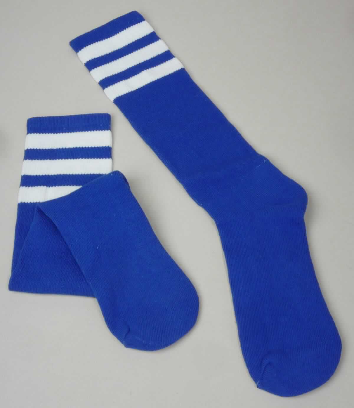 Socken, sog. Strick Strümpfe, Art. RSASK-2, Größe 9-11, Foto siehe Anlage,
- paarweise auf eine bedruckte Pappkarte aufgebracht,
- aus ca. 1,7 mm dicken, buntgewirkten Gewirken aus laut Antrag 80 % Baumwolle, 15 % Nylon und 5 % Elasthan 
  (beides synthetische Chemiefasern),
- schlauchförmig abgepasst gewirkt und an den Fußspitzen durch Zusammennähen konfektioniert; mit 
  ausgearbeiteter Ferse, 
- am oberen Rand umgeschlagen und mit einem ca. 1,5 cm breiten Abschluss versehen,
- die Knöchel bedeckend, nicht über die Waden reichend.

"Socken aus Gewirken, aus Baumwolle"