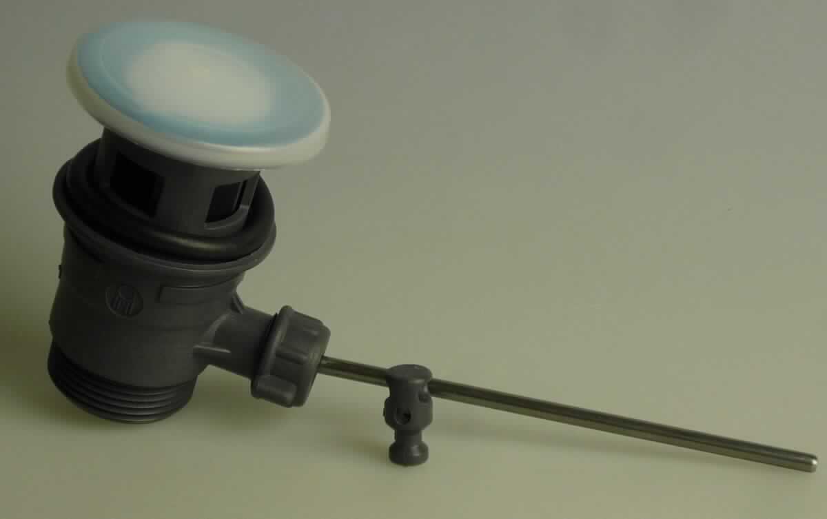 Sog. Waschtisch Excentergarnitur 1 1/4, hauptsächlich aus Kunststoff, bestehend aus einem Excenter-Ablaufventil, Dichtung sowie einer Excenterstange aus Metall. Die Garnitur dient zur Regulierung des Wasserabflusses in Waschbecken.

Die Ware ist als "andere Armatur für Rohr- oder Schlauchleitungen, Sanitärarmatur, keine Mischarmatur, nicht für bestimmte Luftfahrzeuge" einzureihen.
