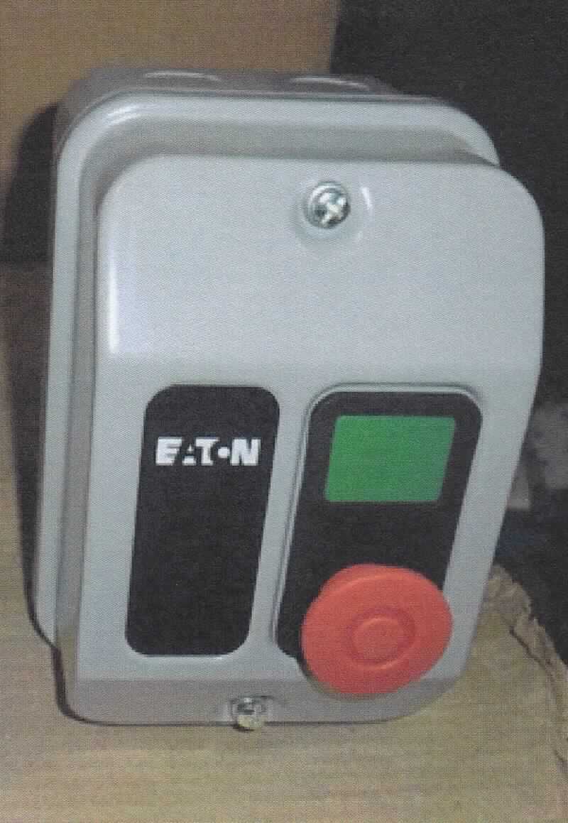 Sog. Motorstarter (Artikel-Nr.: 129810 28ADS1X)
- bestehend aus einem elektromagnetischen Leistungsschütz in Form einer Spule mit zwei Drucktastern
  in einem gemeinsamen Gehäuse aus Metall mit Schutzart IP54,
- mit einer Spulenspannung von 220 - 240 V AC bei 50 Hz,
- dient zum Ingang- und Stillsetzen eines Elekromotors durch Schalten des Motorstromes.

Die Ware ist als "elektrisches Gerät zum Schließen und Unterbrechen von elektrischen Stromkreisen (Relais), für eine Spannung von mehr als 60 V, nicht für bestimmte Luftfahrzeuge, keine Ware der TARIC-Codes 8536 4900 30 und 8536 4900 91" einzureihen.

Anlage: 1 Abbildung