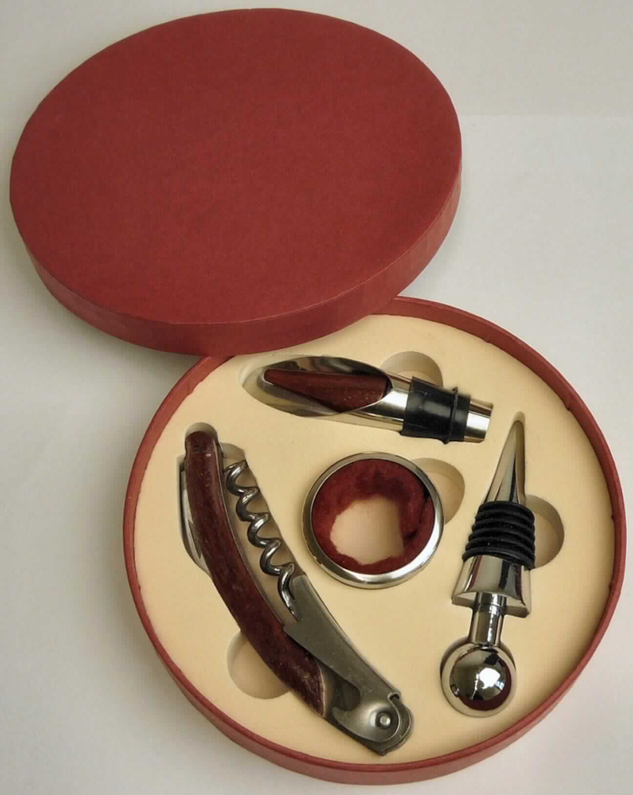 "Weinset"; das sind Warenzusammenstellungen, bestehend aus 
- einem Flaschenstopfen aus unedlem Metall mit eingesetzten Ringen aus Kunststoff oder Kautschuk,
- einer sog. Ausgießhilfe aus unedlem Metall, die konisch gefomt und am unteren Ende mit einer 
  Manschette aus Kunststoff oder Kautschuk versehen ist und in die ein herausnehmbarer Stopfen 
  aus Holz eingesetzt ist,
- einem Tropfring aus unedlem Metall mit Filzauskleidung und
- einem mit freiem Arm zu handhabenden, dreiteiligen Handwerkzeug (sog. Kellnermesser) aus unedlem
  Metall mit geschwungenem Griff aus Holz, in den ein aufklappbarer Korkenzieher in Form einer offenen 
  Spirale und ein Flaschenöffner sowie eine Messerklinge mit Sägeschliff eingesetzt sind. 
Die Erzeugnisse sind gemeinsam in einer runden Pappbox mit Schaumstoffeinsatz mit passgenauen Aussparungen für die einzelnen Bestandteile sowie insgesamt in einem Pappkarton für den Einzelverkauf aufgemacht.
Der Stopfen und die Ausgießhilfe bestimmen den Charakter der Warenzusammenstellung im Hinblick auf die Menge und den Wert.

Abbildung siehe Anlage.

Derartige Erzeugnisse gehören als "Stopfen aus unedlen Metallen" zur Codenummer 8309 9090 90 0 des Zolltarifs.