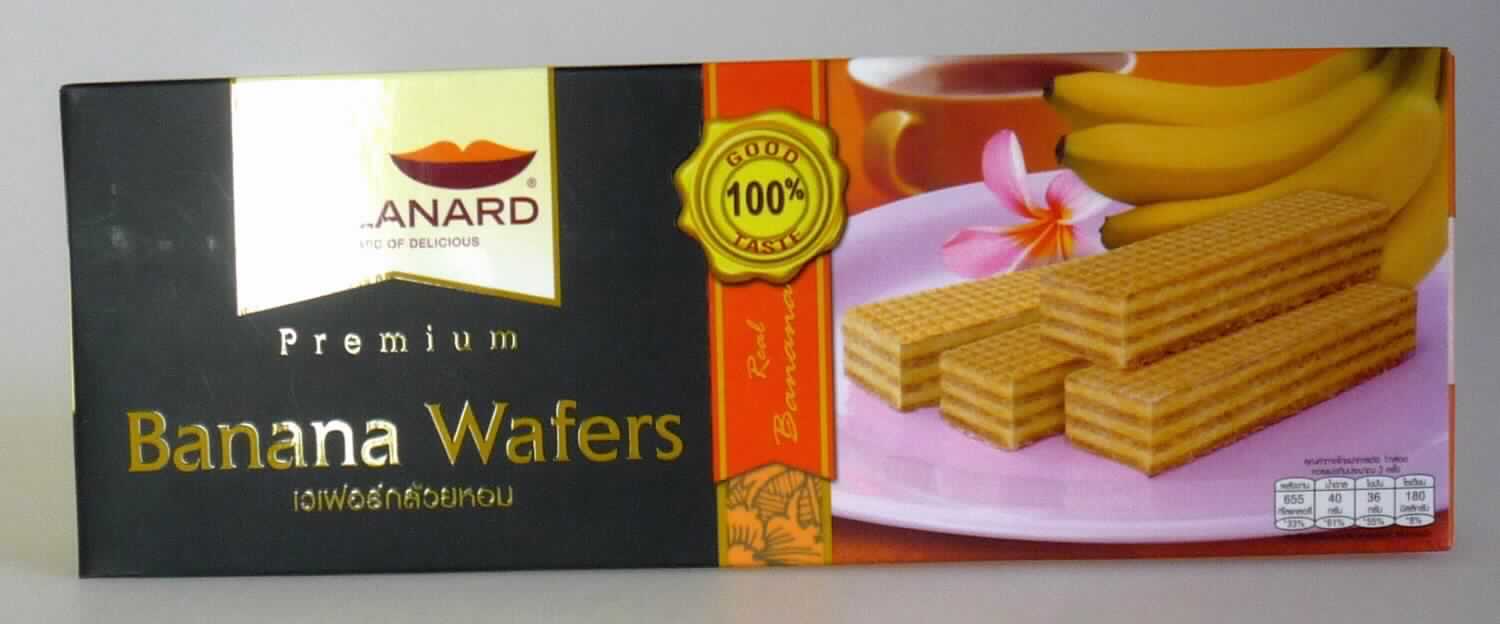 Waffelgebäck 

Antragsangaben:
Waffelgebäck "Premium", gefüllt, Bananen-Geschmack - 120 g

Beschreibung des vorgelegten Warenmusters:
Bunt bedruckte Original-Pappfaltschachtel, Aufdruck (auszugsweise): "Premium Banana Wafers" und die 
GTIN; deutschsprachige Angaben auf einem zusätzlichen Etikett: "Waffelgebäck Premium gefüllt, Bananen-
Geschmack" und die Zutatenliste; Inhalt: 3 weiße Schlauchfolienbeutel mit jeweils 3 rechteckigen Waffel-
schnitten (ca. 5,5 cm lang, 2 cm breit und 1 cm hoch), bestehend aus 4 mit 3 Schichten einer hellen Fett-
creme gefüllten, hellbraunen Waffelblättern. Geschmack: nach gesüßten Waffeln mit Cremefüllung und 
intensiv nach Bananenaroma.

Wassergehalt: 10 GHT oder weniger (nach Warenbeschaffenheit)
Stärke/Glucose*: 25 bis weniger als 50 GHT
Saccharose/Invertzucker/Isoglucose**: 5 bis weniger als 30 GHT
Milchfett***: weniger als 1,5 GHT
Milchprotein***: weniger als 2,5 GHT

*: festgestellt gemäß VO (EG) Nr. 900/2008, VO (EU) Nr. 118/2010
**: festgestellt gemäß VO (EG) Nr. 900/2008
***: gemäß Zutatenliste 

Backware, Waffel mit einem Wassergehalt von 10 GHT oder weniger, nicht mit Schokolade oder kakao-
haltigen Überzugsmassen überzogen oder bedeckt, nicht gesalzen
