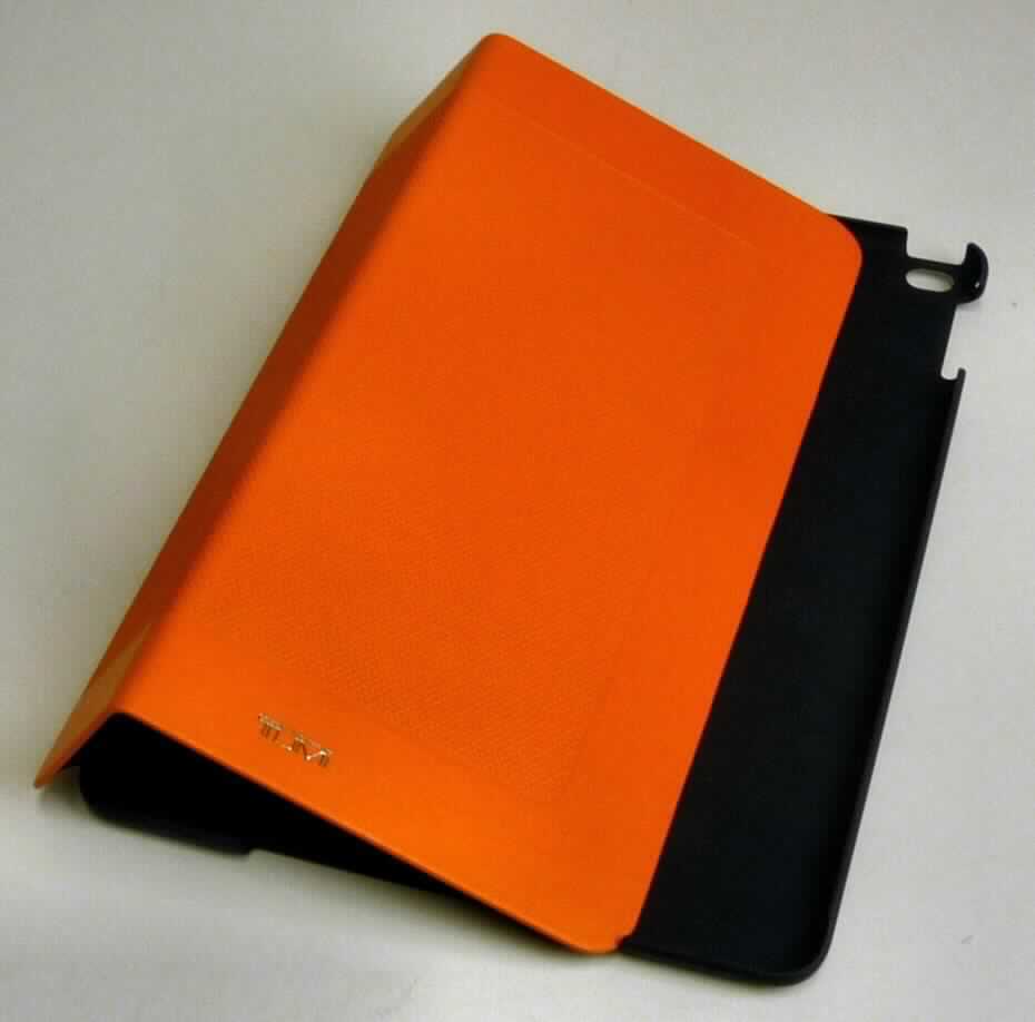 Etuiähnliches Behältnis, sog. Tumi Leather Snap Case for iPad Air 2, Art.-Nr. 015254SUN, Abbildung siehe Anlage, 
- mit einer flächenmäßig überwiegenden, charakterbestimmenden Außenseite aus Leder (Deckel) und formge- 
  preßtem Kunststoff (Kunststoffschale),  
- die Schale aus formgepreßtem Kunststoff ist passgenau zur Aufnahme eines Tablet-PC gestaltet,  
- rechteckig, mit den Abmessungen von ca. 24,5 (L) x 17,6 (B) x 1,5 (T) cm, 
- ohne Verschluss, 
- zur Bedienung des IPads mit mehreren Öffnungen versehen, innen einseitig gefüttert, 
- dient dem Transport und der Aufbewahrung eines Tablet-Computers und kann zusätzlich aufgeklappt als Aufstell- 
  vorrichtung genutzt werden, 
- keine Hinweise auf Handarbeit, 
- verpackt in einer handelsüblichen Verkaufsumschließung. 

"Etuiähnliches Behältnis, anderes als in den Unterpositionen 4202 1110 bis 4202 3900 genannte, mit Außenseite 
 aus Leder, anderes als in der Unterposition 4202 9110 genannte, nicht handgearbeitet"