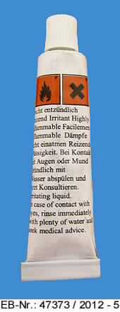 Klebstoff; es handelt sich um Klebstoff in Form einer viskosen, gelblichen Flüssigkeit, bestehend aus Polyisopren (Kautschuk) mit Lösungsmittel. Der Klebstoff ist in einer weißen, bedruckten Tube (Inhalt von wenigen Gramm) für den Einzelverkauf aufgemacht.
Die Ware wird zum Kleben von Kautschukflicken bei der Reparatur von Fahrradschläuchen verwendet.

Der Klebstoff ist gemeinsam mit einem sog. Universalwerkzeug, einer Raspel aus unedlem Metall, zwei Reifenhebern aus Kunststoff, fünf Flicken aus Kautschuk, zwei Schlauchabschnitten aus Kautschuk, einem Hinweiszettel, zwei Anrauplatten aus Kunststoff, einer Luftpumpe, einer Trinkflasche aus Aluminium, einer Tasche für das Universalwerkzeug und drei Steckschlüsseleinsätzen aus unedlem Metall in einer Fahrrad-Rahmentasche für den Einzelverkauf aufgemacht. Diese Waren sind nicht Gegenstand dieser Auskunft.
Eine Einreihung als Warenzusammenstellung in Aufmachung für den Einzelverkauf kommt nicht in Betracht, da die einzelnen Waren nicht zur Befriedigung eines speziellen Bedarfs oder zur Ausübung einer bestimmten Tätigkeit zusammengestellt worden sind. Alle Waren sind deshalb getrennt einzureihen.

Abbildung siehe Anlage.

Derartige Erzeugnisse gehören als "zur Verwendung als Klebstoff geeignete Erzeugnisse aller Art in Aufmachung für den Einzelverkauf mit einem Gewicht des Inhalts von 1 kg oder weniger" zur Codenummer 3506 1000 00 0 des Zolltarifs (ZT).