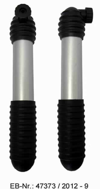 Luftpumpe; es handelt sich um eine Kolbenpumpe mit einer Länge von ca. 210 mm, die aus einem Zylinder mit einer darin geführten Kolbenstange besteht. Die Pumpe besitzt einen geriffelten Handgriff zur Betätigung der Kolbenstange, eine Luftauslassöffnung und ein Rückschlagventil. 
Die handbetriebene Luftpumpe dient zum Aufpumpen von Fahrradreifen.


Die Luftpumpe ist gemeinsam mit einem sog. Universalwerkzeug, einer Raspel aus unedlem Metall, zwei Reifenhebern aus Kunststoff, fünf Flicken aus Kautschuk, einer Tube Klebstoff, zwei Schlauchabschnitten aus Kautschuk, einem Hinweiszettel, zwei Anrauplatten aus Kunststoff, einer Trinkflasche aus Aluminium, einer Tasche für das Universalwerkzeug und drei Steckschlüsseleinsätzen aus unedlem Metall in einer Fahrrad-Rahmentasche für den Einzelverkauf aufgemacht. Diese Waren sind nicht Gegenstand dieser Auskunft.
Eine Einreihung als Warenzusammenstellung in Aufmachung für den Einzelverkauf kommt nicht in Betracht, da die einzelnen Waren nicht zur Befriedigung eines speziellen Bedarfs oder zur Ausübung einer bestimmten Tätigkeit zusammengestellt worden sind. Alle Waren sind deshalb getrennt einzureihen.

Abbildung siehe Anlage.

Derartige Erzeugnisse gehören als "handbetriebene Luftpumpe (Handpumpe) für Fahrräder" zur Codenummer 8414 2020 00 0 des Zolltarifs (ZT).