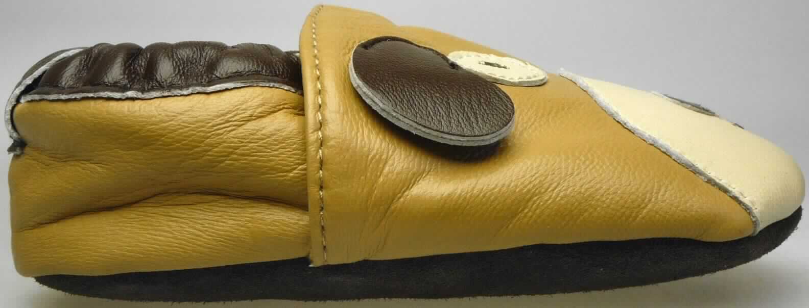 Babyschuhe (lt. Antrag: "Babyschuh Little Grubs Bow Wow B10679", Foto siehe Anlage)
- mit Laufsohlen aus Leder; ohne Hauptsohle aus Holz,
- mit Oberteil (geschlossenes Blatt) aus Leder,
- auf das Oberteil sind Verstärkungsteile aus Leder aufgesetzt,
- ohne Metallschutz in der Vorderkappe,
- den Knöchel, jedoch nicht die Wade bedeckend,
- mit einer Länge der Innensohle von weniger als 24 cm

"Schuhe mit Laufsohlen und Oberteil aus Leder, andere als in den UPos. 6403 1200 bis 6403 5105 genannt, 
 den Knöchel, jedoch nicht die Wade bedeckend, mit einer Länge der Innensohle von weniger als 24 cm"