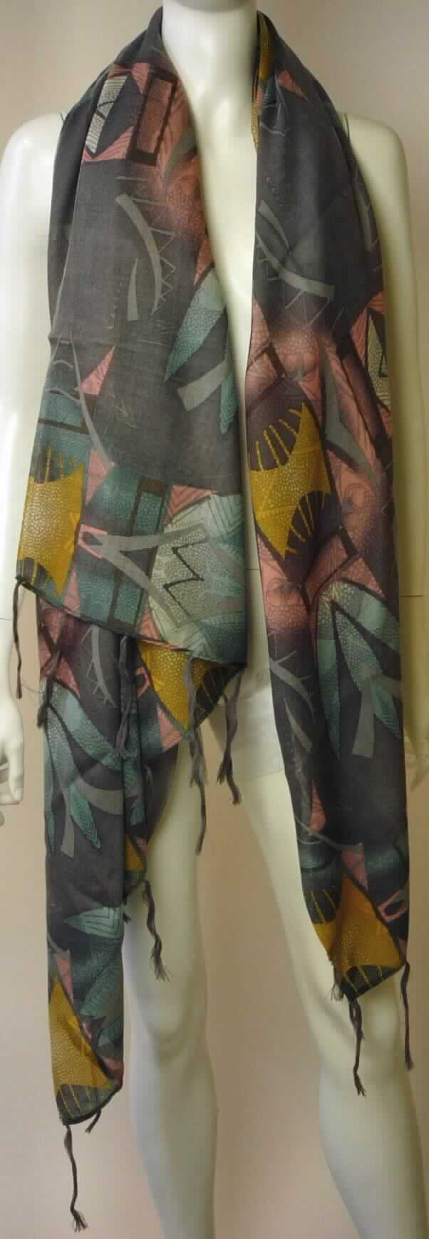Schal, sog. Halstuch Millstream Sarong, Art. W03029, in Erwachsenengröße, Foto siehe Anlage,
- in den Abmessungen: etwa 104 cm x 177 cm,
- aus Geweben aus laut Antrag 100 % Merinowolle,
- an den Längsseiten mit echten Webkanten, an den Schmalseiten durch Umschlagen und Festnähen gesäumt 
  (konfektioniert) und mit angeknoteten Fransen versehen,
- nicht handgearbeitet.

"Schal, aus Geweben, aus Wolle, nicht handgearbeitet"