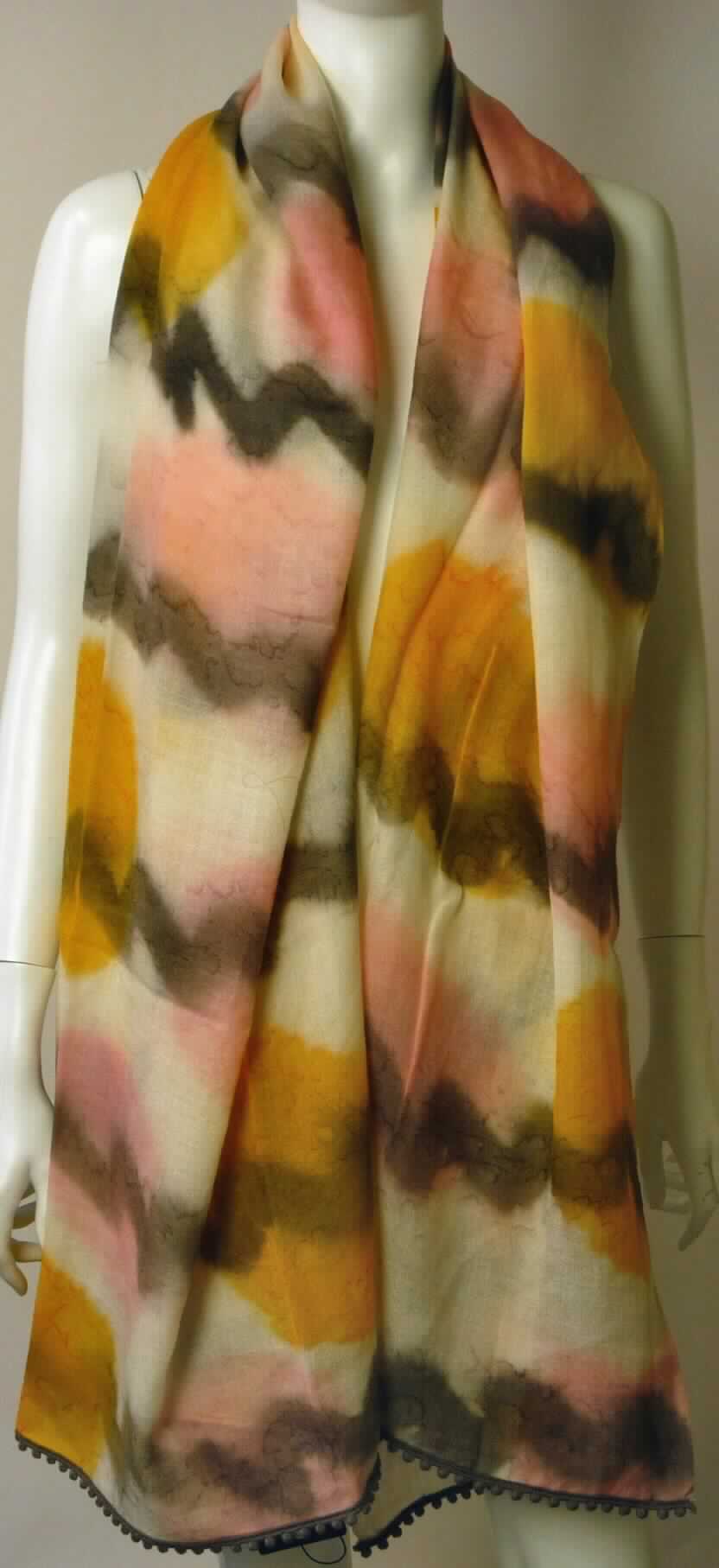 Schal, sog. Halstuch Gladstone Scarf, Art. W03037, in Erwachsenengröße, Foto siehe Anlage,
- in den Abmessungen: etwa 83 cm x 205 cm,
- aus Geweben aus laut Antrag 100 % Merinowolle,
- an den Längsseiten mit echten Webkanten, an den Schmalseiten durch Umschlagen und Festnähen gesäumt 
  (konfektioniert) und mit einer gewirkten Bommelborte verziert,
- nicht handgearbeitet.

"Schal, aus Geweben, aus Wolle, nicht handgearbeitet"