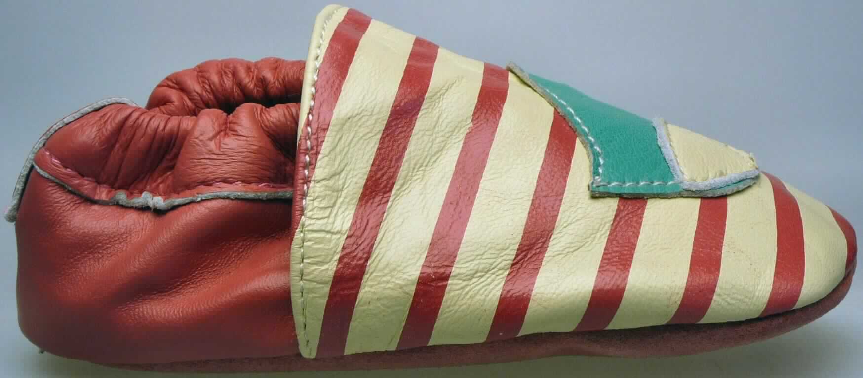 Babyschuhe (lt. Antrag: "Babyschuh Little Grubs Birdie B10682", Foto siehe Anlage)
- mit Laufsohlen aus Leder; ohne Hauptsohle aus Holz,
- mit Oberteil (geschlossenes Blatt) aus Leder,
- mit Zierbesatz aus Leder,
- ohne Metallschutz in der Vorderkappe,
- den Knöchel, jedoch nicht die Wade bedeckend,
- mit einer Länge der Innensohle von weniger als 24 cm

"Schuhe mit Laufsohlen und Oberteil aus Leder, andere als in den UPos. 6403 1200 bis 6403 5105 genannt, 
 den Knöchel, jedoch nicht die Wade bedeckend, mit einer Länge der Innensohle von weniger als 24 cm"