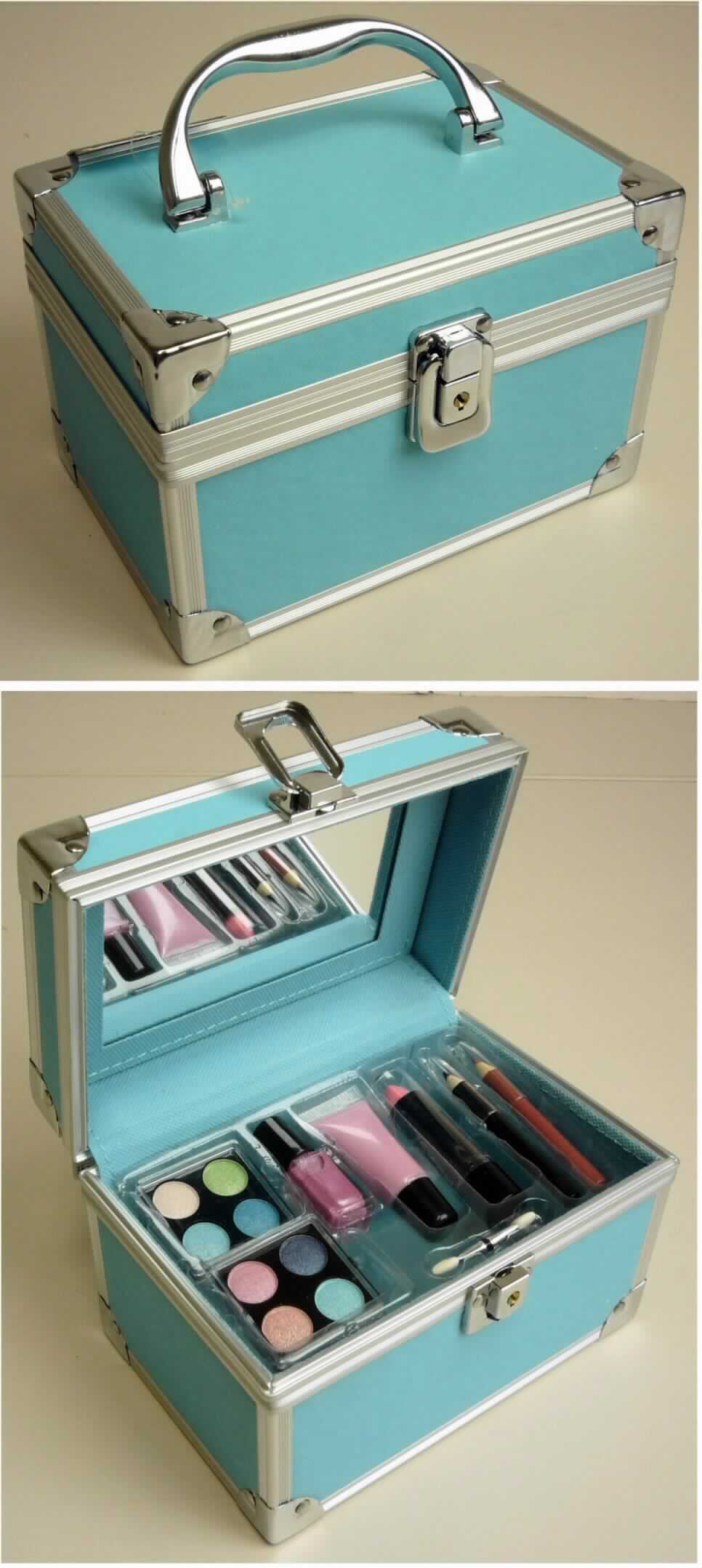 Warenzusammenstellung, bestehend aus einem Kosmetikkoffer, Schminkmitteln und einem Schwammapplikator,
sog. Schminkkoffer im Alu-Design mit Inhalt, Foto siehe Anlage,
- in Aufmachung für den Einzelverkauf (die Schminkmittel sind in eine Unterlage aus geformtem Kunststoff  
  eingelegt, diese Unterlage ist in den Kosmetikkoffer eingesetzt),
- zur Befriedigung eines speziellen Bedarfs zusammengestellt, bestehend aus
- einem Kosmetikkoffer, sog. Schminkkoffer,
- - mit einer Außenseite aus Papier (Musterabschnitt wurde dem Antrag beigefügt),
- - mit einem Kantenschutz aus Aluminiumprofilen und Eckbeschlägen aus unedlem Metall,
- - mit einem Handtragegriff auf dem Deckel,
- - mit einem Bügelverschluss mit Schloss,
- - aufklappbar, an der Innenseite des Deckels mit einem Spiegel ausgestattet,
- - gefüttert, ohne Inneneinteilung,
- - mit Abmessungen von ca. 18 x 12 x 12 cm,
- - ohne Hinweise auf Handarbeit,
- Erzeugnissen zum Schminken (1 Lippenstift, 1 Tube mit flüssiger Schminke für die Lippen, 2 Kajal-Stiften, 
  2 Kästchen aus Kunststoff mit jeweils 4 verschiedenfarbigen Lidschatten),
- einem Fläschchen mit Nagellack (Zubereitung für die Maniküre), 
- einem Schwammapplikator zum Auftragen von Kosmetik- und Körperpflegemitteln,
- der Kosmetikkoffer bestimmt nach Wert und Umfang den wesentlichen Charakter der Warenzusammenstellung.

"Kosmetikkoffer, mit Außenseite aus anderen Stoffen als Leder, rekonstituiertes Leder, Kunststoff, Spinnstoff oder 
 Aluminium, nicht handgearbeitet"