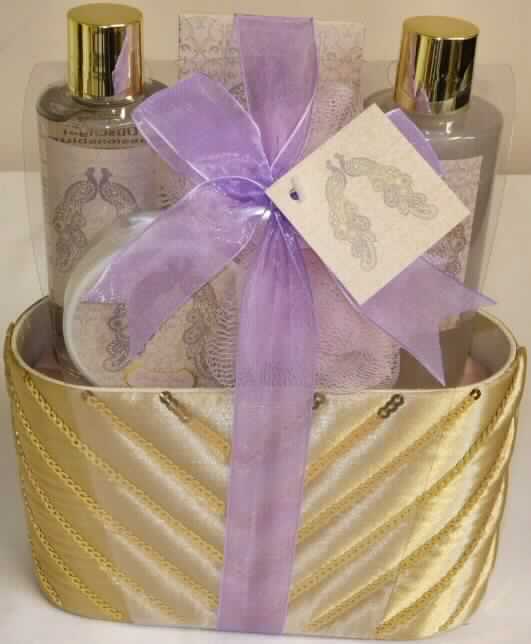 Zubereiteter Badezusatz; Badeset

Bei der vorgelegten Ware handelt es sich um eine Warenzusammenstellung bestehend aus einem Duschgel, einem Schaumbad, einem Badesalz, einer Bodylotion und einem Netzschwamm. Die Ware ist für den Einzelverkauf aufgemacht und in einer Pappdose, die mit goldfarbenem, mit Pailletten besetzten Stoff überzogenen ist, und einer Kunststoffmanschette mit Schleife verpackt. 

Als charakterbestimmender Bestandteil der Warenzusammenstellung werden die enthaltenen Waren der Position 3307 angesehen. Die Ware ist daher als zubereiteter Badezusatz in die Position 3307 der Kombinierten Nomenklatur einzureihen.