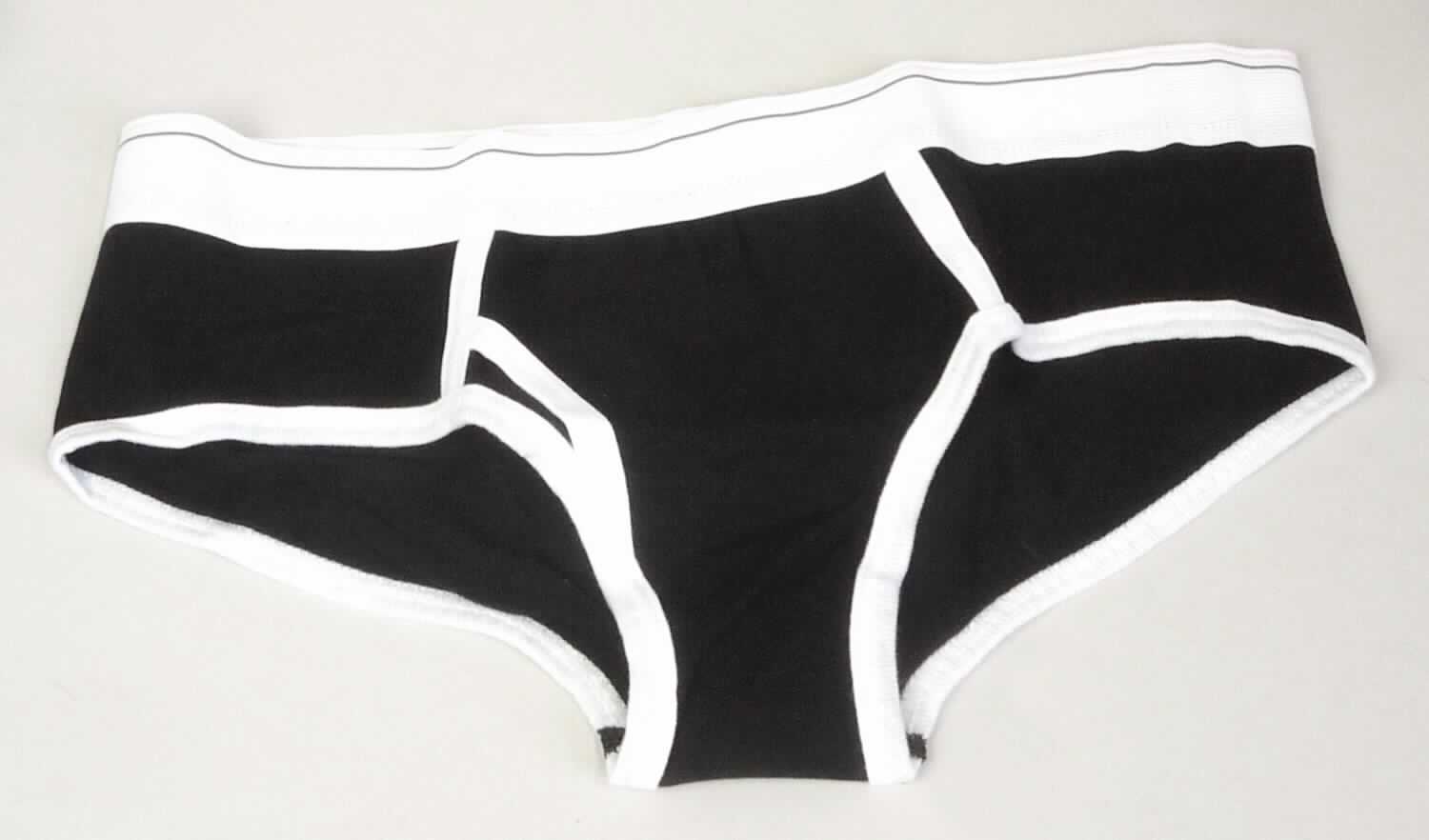 Slip, sog. Strick Unterhose, Art. 8315, Größe S, Foto siehe Anlage,
- in einem Polybeutel mit Pappeinleger verpackt,
- aus ca. 0,6 mm dicken, einfarbigen Gewirken aus laut Antrag 95 % Baumwolle und 5 % Elasthan (synthetische 
  Chemiefasern),
- als Hüftslip gearbeitet; mit einem ca. 3,5 cm breiten, elastischen Bund aus Geweben aus Spinnstoffen,
- vorn mit einer "Eingriffsattrappe",
- aufgrund des Schnitts eindeutig als Frauenkleidung erkennbar,
- mit hohen Beinausschnitten; an den Rändern mit Randeinfassungen aus o. g. Gewirken ausgestattet.

"Slip, aus Gewirken, für Frauen, aus Baumwolle"