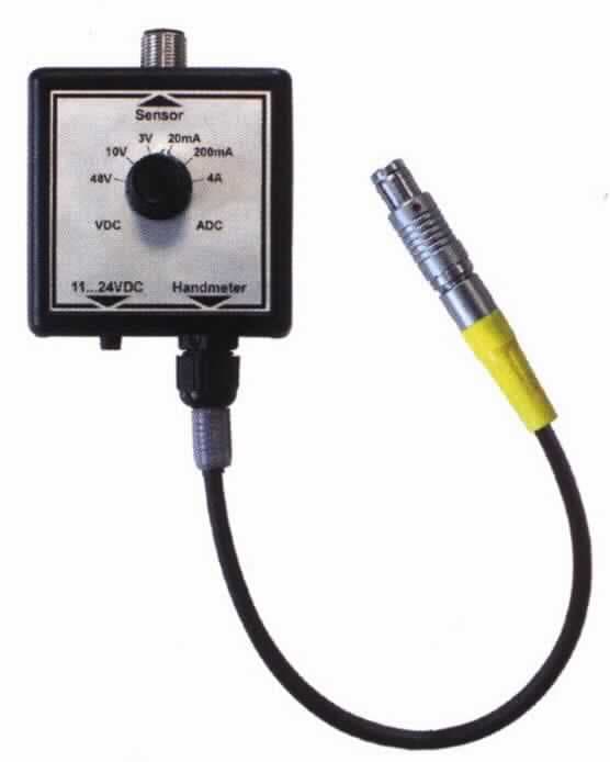 Sog. Adapter, im Wesentlichen bestehend aus einem Gehäuse (67 x 68 x 28 mm) mit einer Anschlussbuchse für Sensoren, einem Drehschalter für die Auswahl verschiedener Strom- und Spannungssignalbereiche, einer Anschlussbuchse für ein Netzteil (nicht Gegenstand dieser vZTA), einem Kabel mit Steckverbinder zum Anschluss an ein Messgerät (nicht Gegenstand dieser vZTA) für fluidtechnische Systeme sowie weiterer elektrischer und elektronischer Bauelemente (siehe Abbildung in der Anlage). Das Gerät dient zum einen dazu, sog. Fremdsensoren an das Messgerät anzupassen. Dazu wird mit Hilfe des Drehschalters der Bereich des entsprechenden Einheitssignals (z.B. 0 bis 20 mA, 0 bis 10 V) ausgewählt. Am Messgerät kann dann die Umsetzung und Anzeige des Signals in die entsprechende Messgröße eingestellt werden. Zum anderen dient das Gerät der Spannungsversorgung der Sensoren über das Messgerät oder durch ein externes Netzteil.
Die Ware wird als "Zubehör, erkennbar hauptsächlich für Geräte zum Messen oder Überwachen von Durchfluss, Füllhöhe, Druck oder anderen veränderlichen Größen von Flüssigkeiten, nicht für zivile Luftfahrzeuge bestimmt" eingereiht.