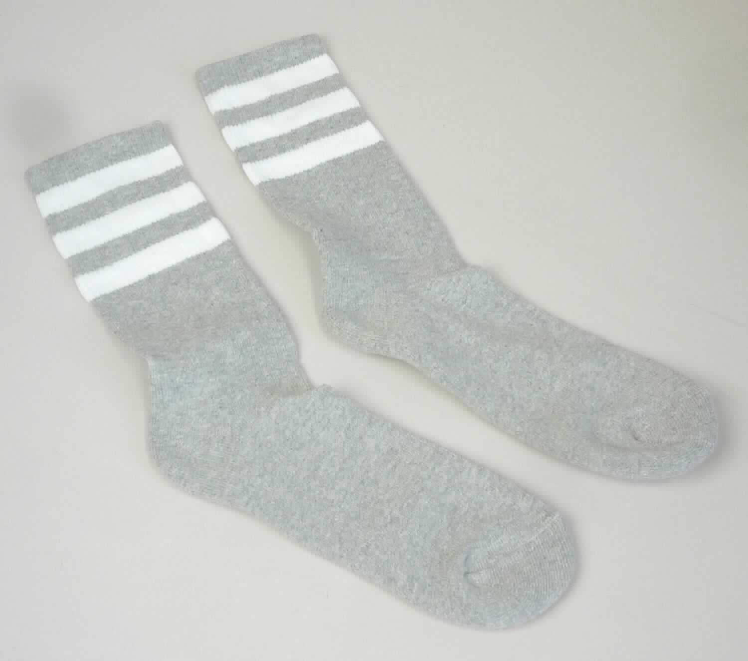 Socken, sog. Strick Strümpfe, Art. RSASK-3, Größe 9-11, Foto siehe Anlage,
- paarweise auf eine bedruckte Pappkarte aufgebracht,
- aus ca. 1,7 mm dicken, buntgewirkten Gewirken aus laut Antrag 80 % Baumwolle, 15 % Nylon und 5 % Elasthan 
  (beides synthetische Chemiefasern),
- schlauchförmig abgepasst gewirkt und an den Fußspitzen durch Zusammennähen konfektioniert; mit 
  ausgearbeiteter Ferse, 
- am oberen Rand umgeschlagen und mit einem ca. 1,5 cm breiten Abschluss versehen,
- die Knöchel bedeckend, nicht über die Waden reichend.

"Socken aus Gewirken, aus Baumwolle"