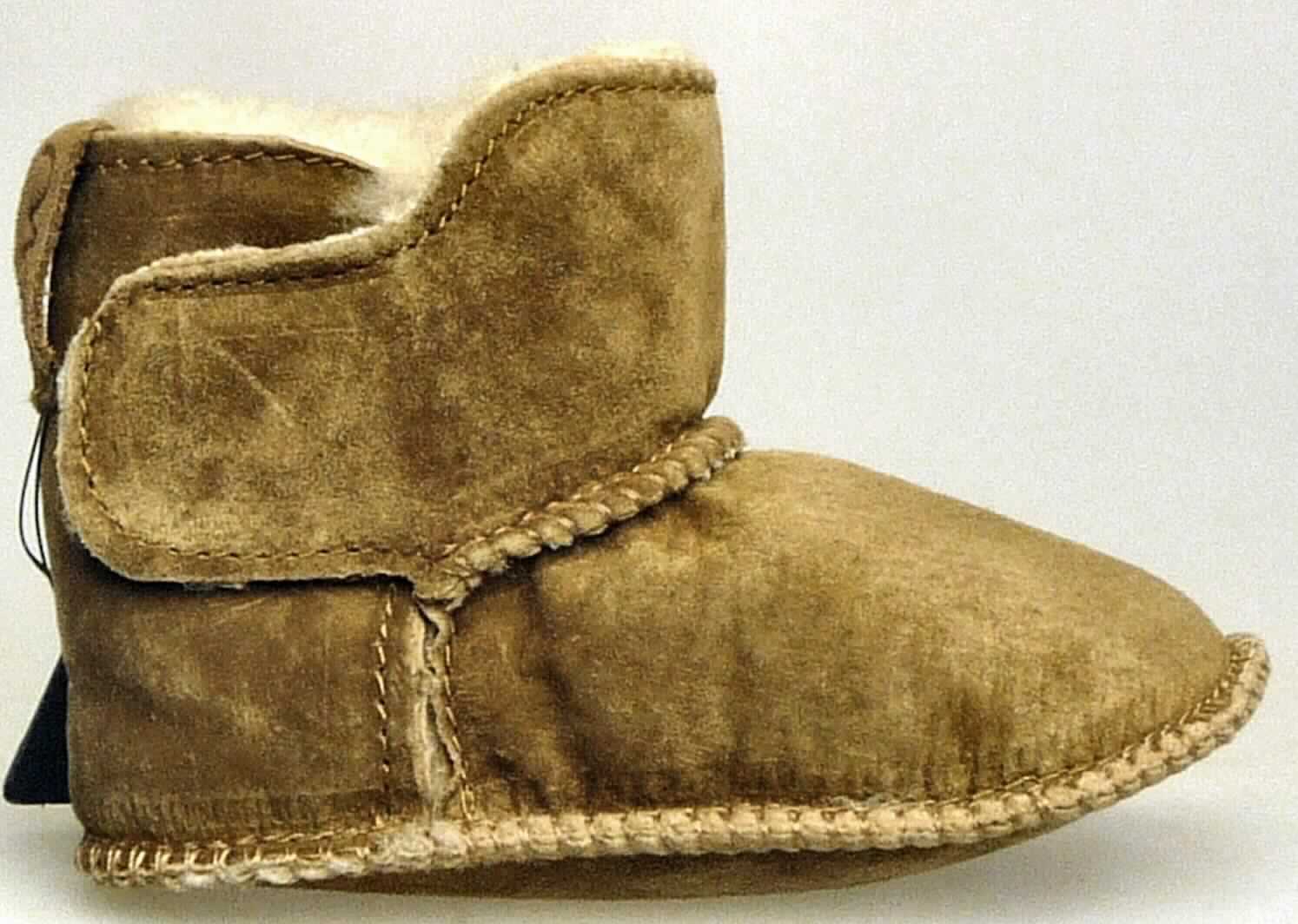 Babyschuhe (lt. Antrag: "Babyschuh B10310 Baby Bootie", Foto siehe Anlage)
- mit Oberteil (geschlossenes Blatt) aus Leder,
- mit Laufsohlen aus Leder; ohne Hauptsohle aus Holz,
- mit eingeklebtem Innenfutter aus Plüschgewirken,
- mit Klettverschluss,
- ohne Metallschutz in der Vorderkappe,
- den Knöchel, jedoch nicht die Wade bedeckend,
- mit einer Länge der Innensohle von weniger als 24 cm

"Schuhe mit Laufsohlen und Oberteil aus Leder, andere als in den UPos. 6403 1200 bis 
 6403 5105 genannt, den Knöchel, jedoch nicht die Wade bedeckend, mit einer Länge 
 der Innensohle von weniger als 24 cm"