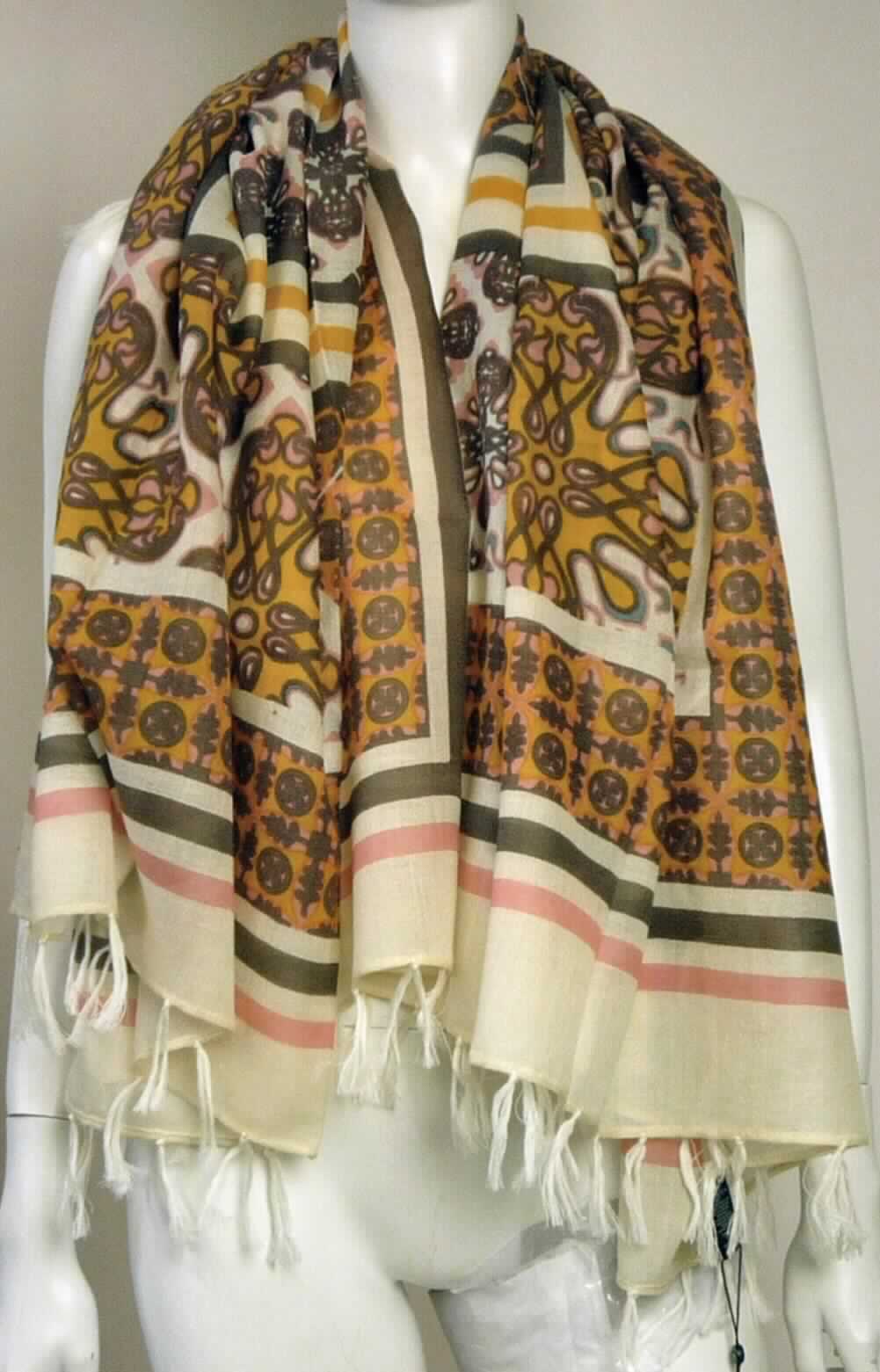 Umschlagtuch, sog. Halstuch, Malanda Scarf, Art. W03030, in Erwachsenengröße, Foto siehe Anlage,
- annähernd quadratisch; in den Abmessungen: etwa 135 cm x 130 cm,
- aus etwa 0,4 mm dicken, buntbedruckten Geweben aus laut Antrag 100 % Merinowolle,
- an allen Rändern durch Umschlagen und Festnähen gesäumt (konfektioniert) und mit angeknoteten Fransen
  versehen,
- nicht handgearbeitet,
- wird als Umschlagtuch über den Schultern getragen und stellt sich als Bekleidungszubehör der Position 6214 dar.

"Umschlagtuch, aus Geweben, aus Wolle, nicht handgearbeitet"