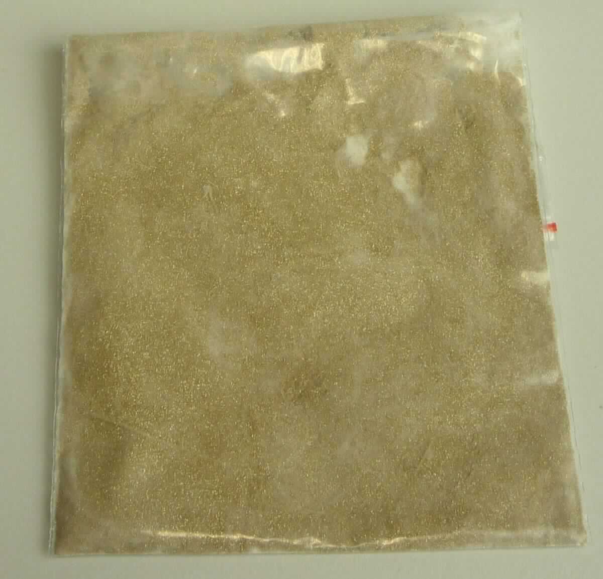 Angaben des Antragstellers: 
Polyesterglitter mit Spezialeffekt

Zusammensetzung:
Polyethylenterephthalat ca. 50 %
Borosilikatkugeln ca. 40 %
Farbpigmente ca. 6 %
Acrylatcopolymer ca. 4 %

Untersuchungsergebnisse an einem Warenmuster:
Goldfarbenes Pulver bestehend aus feinen Glaskugeln und kleinen sechseckigen Polyesterstücken. Die Partikel sind ca. 10 - 200 µm groß und mit bloßem Auge nicht zu unterscheiden.
Eine Viskositätszahl von weniger als 78 ml/g wird unterstellt.

Befund:
Es liegt ein Polyethylenterephthalat in Primärformen im Sinne der Unterposition (KN) 3907 6900 vor.