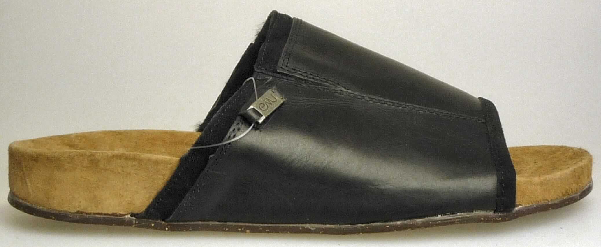Freizeitsandalen (lt. Antrag: "Männersandale Hammond M10666", Foto siehe Anlage)
- mit Laufsohlen aus (lt. Antrag) Kautschuk; ohne Hauptsohle aus Holz,
- mit zehenfreiem Oberteil aus Leder  (den größten Teil der Außenfläche bildend) und Spinnstoff, 
- mit eingeklebtem Innenfutter aus Pelzfell,
- ohne Metallschutz in der Vorderkappe,
- nicht den Knöchel bedeckend, 
- mit einer größten Höhe des Absatzes und der Sohle von weniger als 3 cm, 
- mit einer Länge der Innensohle von mehr als 24 cm, 
- für Männer (u. a. weiter Schnitt)

"Schuhe mit Laufsohlen aus Kautschuk und Oberteil aus Leder, 
 andere als in den UPos. 6403 1200 bis 6403 9931 genannt, für Männer"