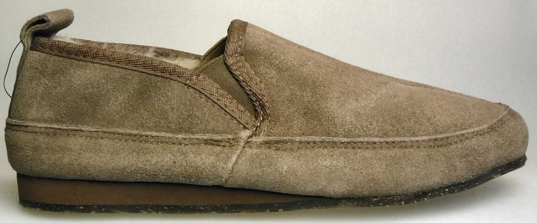 Hausschuhe (lt. Antrag: "Herrenhausschuh Mason M10610", siehe Foto)
- mit Laufsohlen aus (lt. Antrag) Kautschuk; ohne Hauptsohle aus Holz,
- mit Oberteil (geschlossenes Blatt) aus Leder (den größten Teil der Außenfläche bildend) und Spinnstoff,
- mit eingeklebtem Innenfutter aus Pelzfell,
- auf das Oberteil sind Verstärkungsteile aus Leder und Spinnstoff aufgesetzt,
- ohne Metallschutz in der Vorderkappe,
- den Knöchel nicht bedeckend,
- kennzeichnen sich aufgrund des äußeren Erscheinungsbildes und der Ausstattung als
  Schuhe für den häuslichen Wohnbereich

"Hausschuhe mit Laufsohlen aus Kautschuk und Oberteil aus Leder, andere als in den 
 UPos. 6403 1200 bis 6403 9938 genannt"