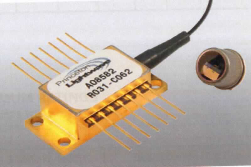 Sog. 1550 nm Pumplaser "PSL-350mW-1550BF", im Wesentlichen bestehend aus einer Laserdiode, einer Monitor-Photodiode, einem thermoelektrischen Kühler und einem Thermistor in einem Butterfly-Gehäuse mit 14 Pins und angeschlossenem Faserpigtail. Der Pumplaser arbeitet mit einer typischen Wellenlänge von 1550 nm.
Er wird u. a. für Test- und Prüfzwecke, Messzwecke, Telekommunikation oder Fernmessung (LIDAR) verwendet.
Zur äußeren Form siehe Abbildung in Anlage.

Die Ware wird als "Laser, keine Laserdioden, andere als unter Unterposition (HS) 9013 10" eingereiht.