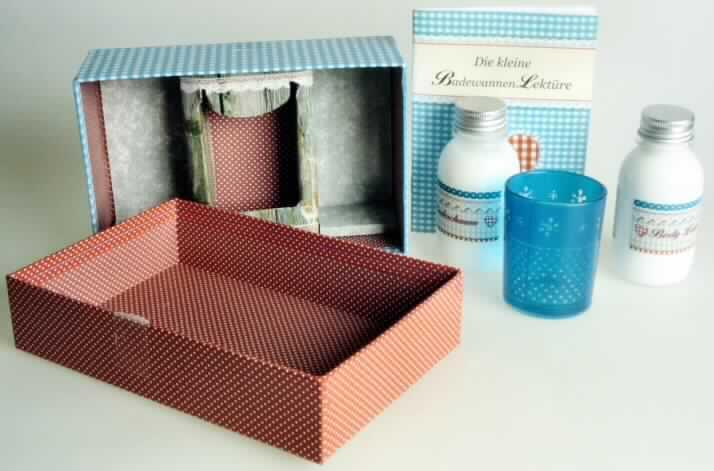 Zusammenstellung aus einem Gefäß aus Glas (Teelichtglas), einer Flasche mit Badezusatz 
(Badeschaum), einer Flasche mit Bodylotion und einer Broschüre (Büchlein), sog. Wellness-
box "Hüttenzauber";
die Waren dienen weder der Befriedigung eines speziellen Bedarfs noch der Ausübung 
einer bestimmten Tätigkeit und stellen somit keine Warenzusammenstellung im Sinne
der AV 3 b) dar, sondern sind getrennt einzureihen,
- zubereiteter Badezusatz, sog. Badeschaum,
-- weißer Badezusatz,
-- in einer Kunststoffflasche mit Metallschraubdeckel (Inhalt 100 ml),
-- für den Einzelverkauf aufgemacht,
-- die Verpackung enthält Angaben zur Zusammensetzung und Verwendung.

"Zubereiteter Badezusatz (Badeschaum)"