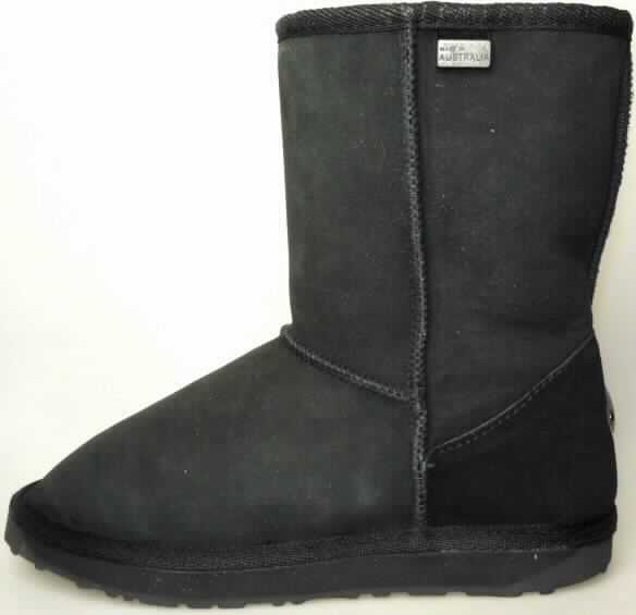 Stiefel (lt. Antrag: "Lammfellstiefel WP10002 Platinum Stinger Lo", Foto siehe Anlage) 
- mit Laufsohlen aus (lt. Antrag) Kautschuk,
- mit Oberteil aus Pelzfell,
- auf das Oberteil sind Stücke aus Leder und Spinnstoff als Verstärkungsteile aufgesetzt

"Schuhe mit Laufsohlen aus Kautschuk und Oberteil aus Pelzfell"