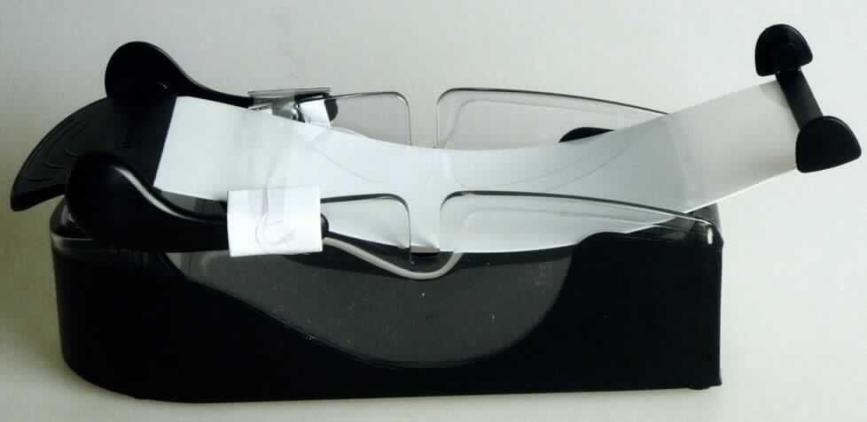 Artikel für den Küchengebrauch in Form eines sog. "Sushi-Rollers" aus Kunststoffen im Sinne der Anmerkung 1 zu Kapitel 39, bestehend aus
- einer etwa 19,5 cm x 8 cm x max. 6 cm großen,
- aus zwei Teilen zusammengesetzten Schale,
- offen gearbeitet,
- an einem Ende mit einem Klappmechanismus und einem daran befestigten Folienstreifen
  ausgestattet.

Die in einer Kunststoffverpackung mit eingelegter Bedienungsanleitung verpackte Ware dient dem Herstellen von Teig-, Fleisch- oder Sushi-Rollen.

Derartige Erzeugnisse werden zolltariflich als "Artikel für den Küchengebrauch" von dem TARIC-Code 3924 1000 00 erfasst.