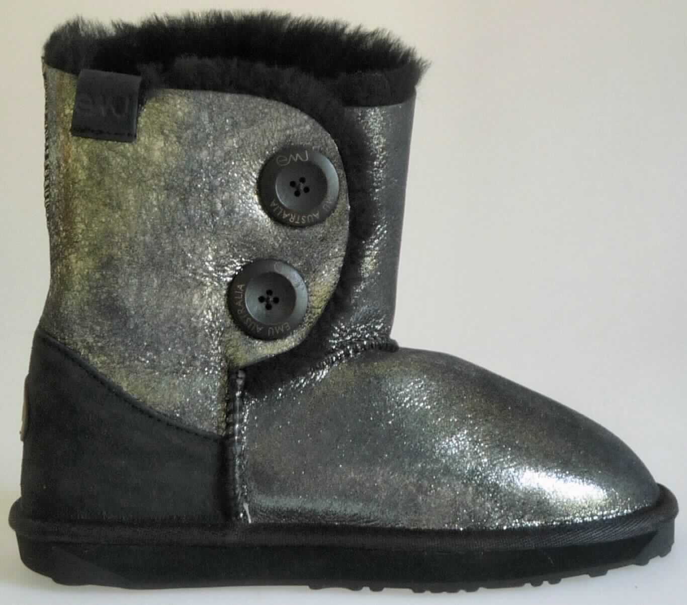 Stiefel (lt. Antrag: "Frauenschuh Valery Sparkle W10684", Foto siehe Anlage) 
- mit Laufsohlen aus (lt. Antrag) Kautschuk,
- mit knöchelbedeckendem Oberteil aus Pelzfell,
- auf das Oberteil ist im Fersenbereich ein Stück aus Leder als Verstärkungsteil aufgesetzt,
- seitlich mit Knöpfen verziert

"Schuhe mit Laufsohlen aus Kautschuk und Oberteil aus Pelzfell"