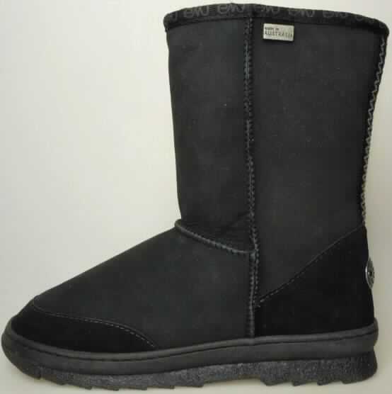 Stiefel (lt. Antrag: "Lammfellstiefel WP10028 Platinum Outback Lo", Foto siehe Anlage) 
- mit Laufsohlen aus (lt. Antrag) Kautschuk,
- mit Oberteil aus Pelzfell,
- auf das Oberteil sind Stücke aus Leder und Spinnstoff als Verstärkungsteile aufgesetzt

"Schuhe mit Laufsohlen aus Kautschuk und Oberteil aus Pelzfell"
