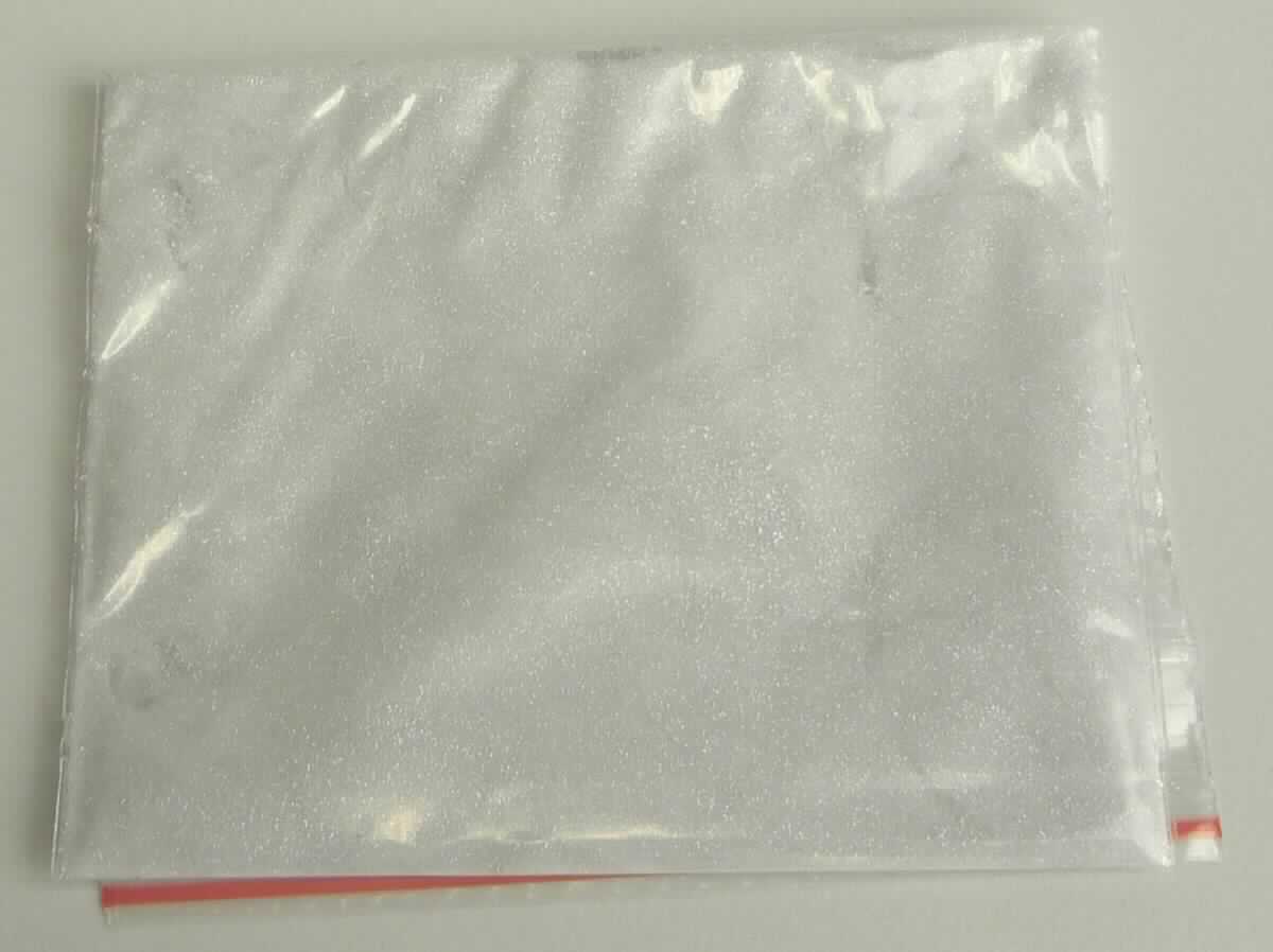 Andere Waren aus Glas, sog. Polyesterglitter, Art. 26201-50V-2 silver, Foto siehe Anlage,
- aus verschiedenen Stoffen zusammengesetzte Ware, lt. Antrag bestehend aus:
- - 70 % Kugeln (nach dem Ergebnis der wissenschaftlichen Untersuchung in Form von Hohlkugeln)
- - - aus Borsilikatglas (= Glas mit einem linearen Ausdehnungskoeffizienten von 5 x 10 hoch -6 oder weniger je 
       Kelvin in einem Temperaturbereich von 0 °C bis 300 °C),
- - - u. a. keine Mikrokugeln der Position 7018, da kein massiver Querschnitt vorhanden,
- - 20 % Polyethylenterephthalat (Kunststoff im Sinne der Anmerkung 1 zu Kapitel 39),
- - 6 % Farbpigment und
- - 4 % Acrylat-Copolymer (Kunststoff im Sinne der Anmerkung 1 zu Kapitel 39),
- nach der Menge bzw. dem Gewicht verleihen die Kugeln aus Borsilikatglas der Ware den wesentlichen Charakter.
- zur Verwendung als Farbeffektmittel in der Kosmetikindustrie.

"Andere Waren aus Glas (Hohlglaskugeln), andere als in den Unterpositionen 7020 0005 bis 7020 0010
 genannte, mit einem linearen Ausdehnungskoeffizienten von 5 x 10 hoch -6 oder weniger je Kelvin in einem
 Temperaturbereich von 0 °C bis 300 °C"