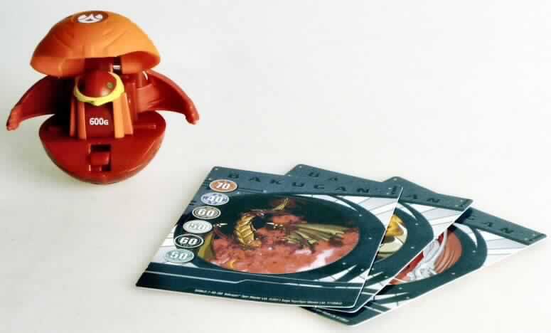 Bei dem sog. "Mc Donald - Hot Craze - Preyas Ball" aus der Serie "Mc Donald's - Hot Craze - Hello Kitty/Bakugan 2011" handelt es sich um eine Kombination von Spielzeug der Position 9503 und einer anderen Ware, in Aufmachung für den Einzelverkauf, die den wesentlichen Charakter von Spielzeug hat:
Die Kombination beinhaltet:
- eine rot/orange farbene Spielzeugkugel (Durchmesser ca 4,5 cm) aus Kunststoff, ausgestattet mit einem Druckknopf; beim Betätigen des Knopfes öffnet sich die obere Hälfte der Kugel nach oben und zur Seite. Es erscheint der innere Aufbau der Kugel mit der Angabe 600 g (symbolisiert die "Stärke" der Kugel) und
- drei Spielkarten mit der Aufschrift "Bakugan"; abgebildet sind auf jeder Karte ein monsterartiges Wesen und jeweils sechs verschiedene Zahlen (mögliche Gewinnpunkte).

Die Kombination ist in einem Kunststoffbeutel für den Einzelverkauf aufgemacht und dient der spielerischen Unterhaltung von Kindern.

Die Ware ist als "anderes als zuvor von der Position 9503 erfasstes Spielzeug aus Kunststoff" einzureihen.