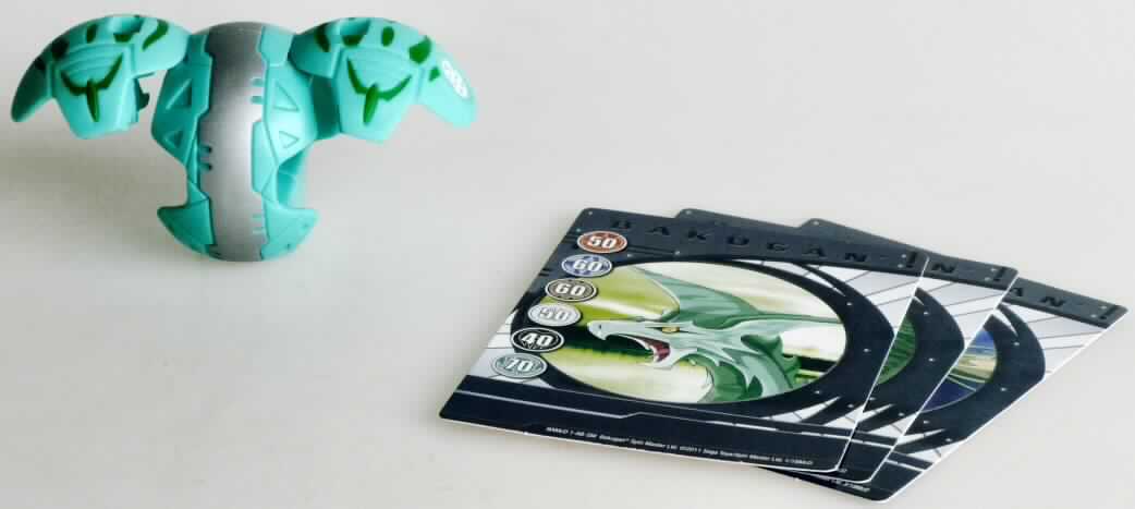 Bei dem sog. "Mc Donald - Hot Craze - Hydranoid Ball" aus der Serie "Mc Donald's - Hot Craze - Hello Kitty/Bakugan 2011" handelt es sich um eine Kombination von Spielzeug der Position 9503 und einer anderen Ware, in Aufmachung für den Einzelverkauf, die den wesentlichen Charakter von Spielzeug hat:
Die Kombination beinhaltet:
- eine mint/silber farbene Spielzeugkugel (Durchmesser ca. 4,5 cm) aus Kunststoff, ausgestattet mit einem Druckknopf; beim Betätigen des Knopfes öffnet sich die obere und untere Hälfte der Kugel. Es erscheint der innere Aufbau der Kugel mit der Angabe 500 g (symbolisiert die "Stärke" der Kugel) und
- drei Spielkarten mit der Aufschrift "Bakugan"; abgebildet sind auf jeder Karte ein monsterartiges Wesen und jeweils sechs verschiedene Zahlen (mögliche Gewinnpunkte).

Die Kombination ist in einem Kunststoffbeutel für den Einzelverkauf aufgemacht und dient der spielerischen Unterhaltung von Kindern.

Die Ware ist als "anderes als zuvor von der Position 9503 erfasstes Spielzeug aus Kunststoff" einzureihen.