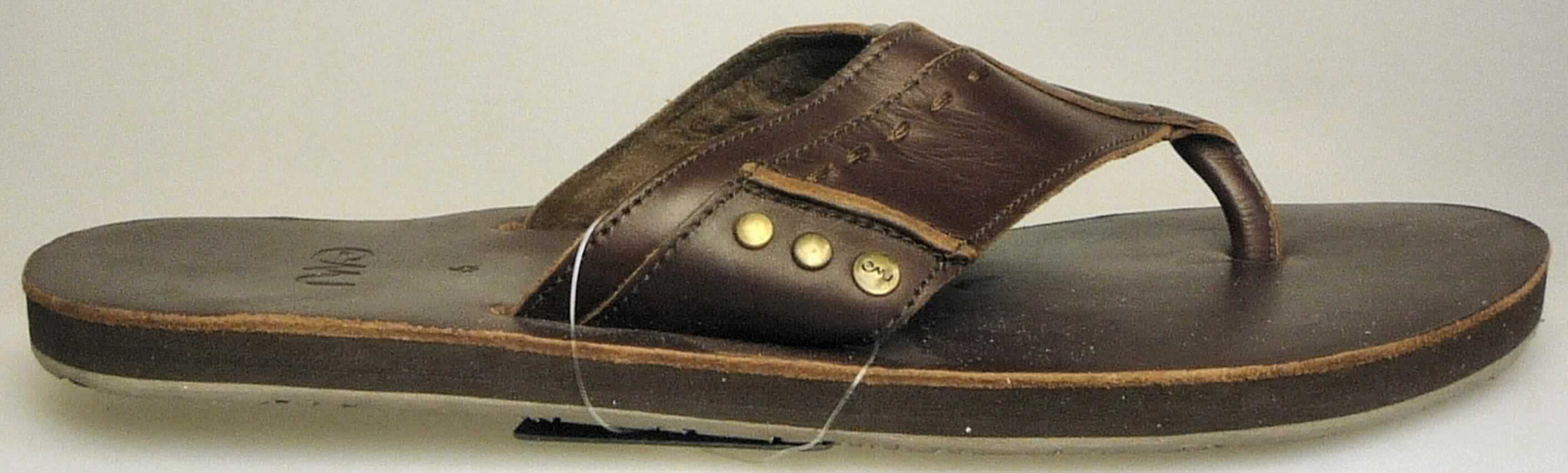 Zehenstegsandalen (lt. Antrag: "Herrensandale Kempsey M10512", Foto siehe Anlage)
- mit Laufsohlen aus (lt. Antrag) Kautschuk; ohne Hauptsohle aus Holz,
- mit Oberteil aus Leder, an drei Punkten (zwischen erster und zweiter Zehe sowie auf der linken 
  und rechten Schuhseite) mit der Sohle verbunden,
- mit Nieten verziert,
- ohne Metallschutz in der Vorderkappe,
- nicht den Knöchel bedeckend, 
- mit einer größten Höhe des Absatzes und der Sohle von weniger als 3 cm, 
- mit einer Länge der Innensohle von mehr als 24 cm, 
- für Männer (u. a. weiter Schnitt)

"Schuhe mit Laufsohlen aus Kautschuk und Oberteil aus Leder, andere als in den 
 UPos. 6403 1200 bis 6403 9931 genannt, für Männer"