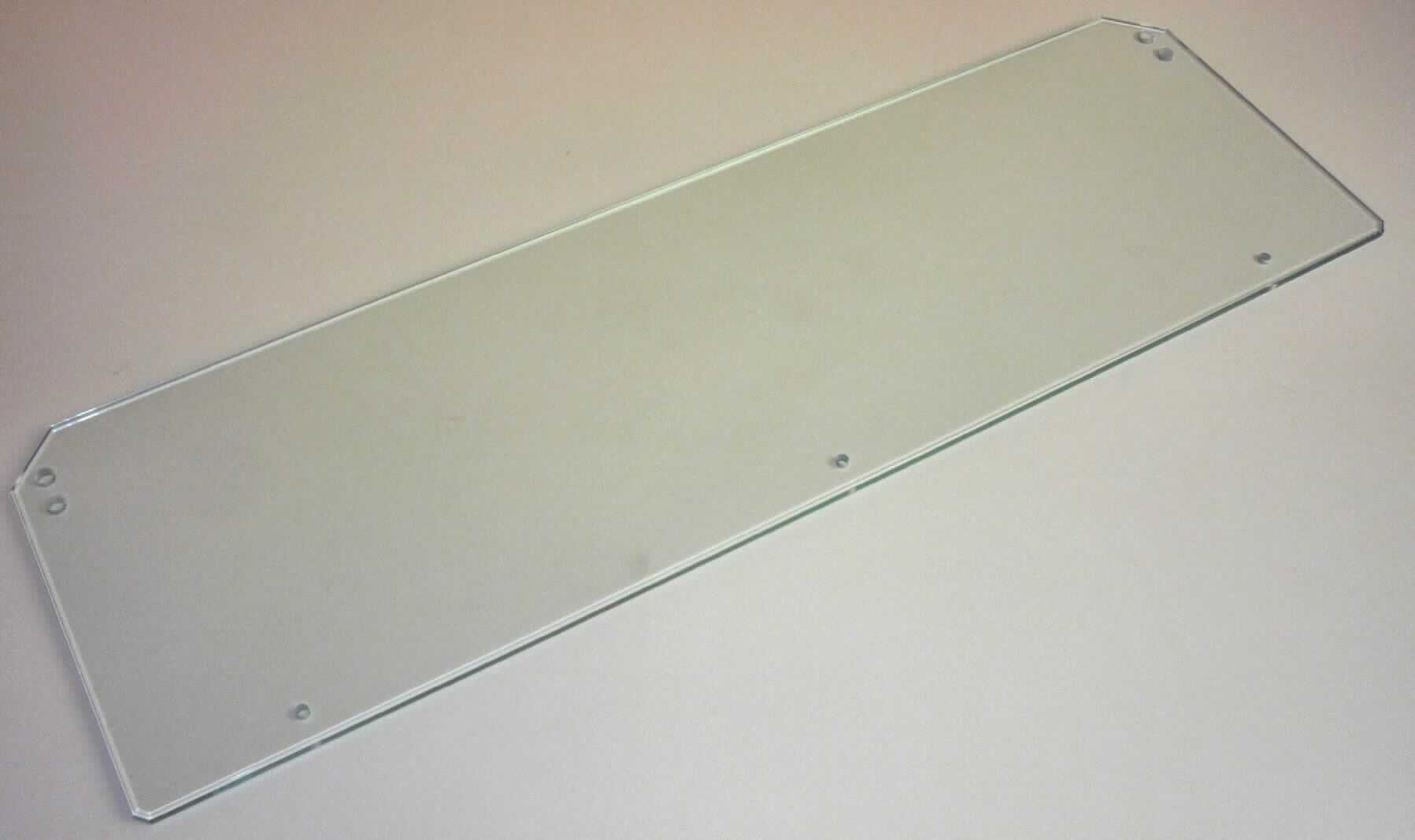 Vorgespanntes Einschichten-Sicherheitsglas, Abbildung siehe Anlage, 
- aus vorgespanntem Einschichten-Sicherheitsglas (ESG), 
- transparentes Glas (Klarglas), 
- mit bearbeiteten Kanten (geschliffen, poliert), 
- mit abgeschrägt gearbeiteten Ecken, 
- am Rand mit 4 großen und 3 kleinen Bohrungen versehen, 
- mit den Abmessungen von ca. 65 (L) x 19,5 (B) x 0,59 (D) cm, 
- zur Verwendung u. a. im Bereich der Möbelindustrie (lt. Antrag).

"Vorgespanntes Einschichten-Sicherheitsglas, anderes als in den Unterpositionen 
 7007 1110 bis 7007 1920 genannte"