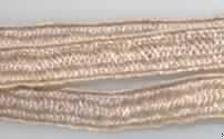Geflecht mit einer Breite von ca. 12 mm (lt. Antragsangaben wird die Ware in verschiedenen
Breiten hergestellt), aus pflanzlichen Flechtstoffen (lt. Antrag aus nicht versponnenen Hanffasern). Die Ware wird zur Hutherstellung verwendet.
