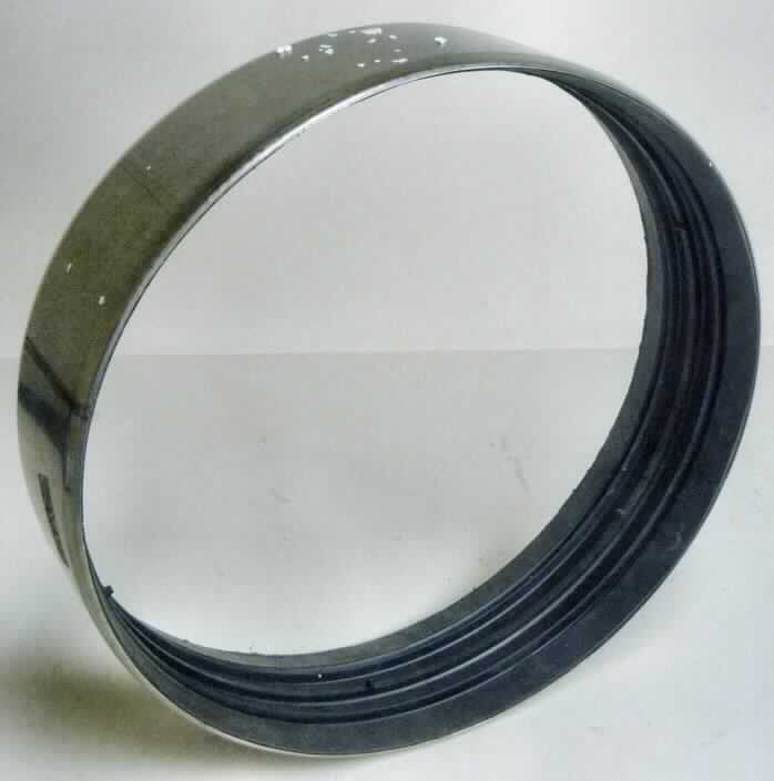 Rohrverbindungsstück

Bei dem Erzeugnis handelt es sich um ein kreisförmiges Hohlerzeugnis (Ring) mit einem Außendurchmesser von ca. 39 cm und ca. 10,2 cm Breite. Es besteht aus nicht rostendem Stahl (Werkstoffnummer 1.4571) und ist innen mit einer Dichtung aus Kautschuk versehen. Es dient zum Verbinden von Kanalrohren aus unterschiedlichen Materialien z.B. aus Keramik (Steingut). Der metallische Anteil bestimmt den Charakter der Ware.

Zolltariflich handelt es sich um ein anderes Rohrverbindungsstück aus nicht rostendem Stahl.